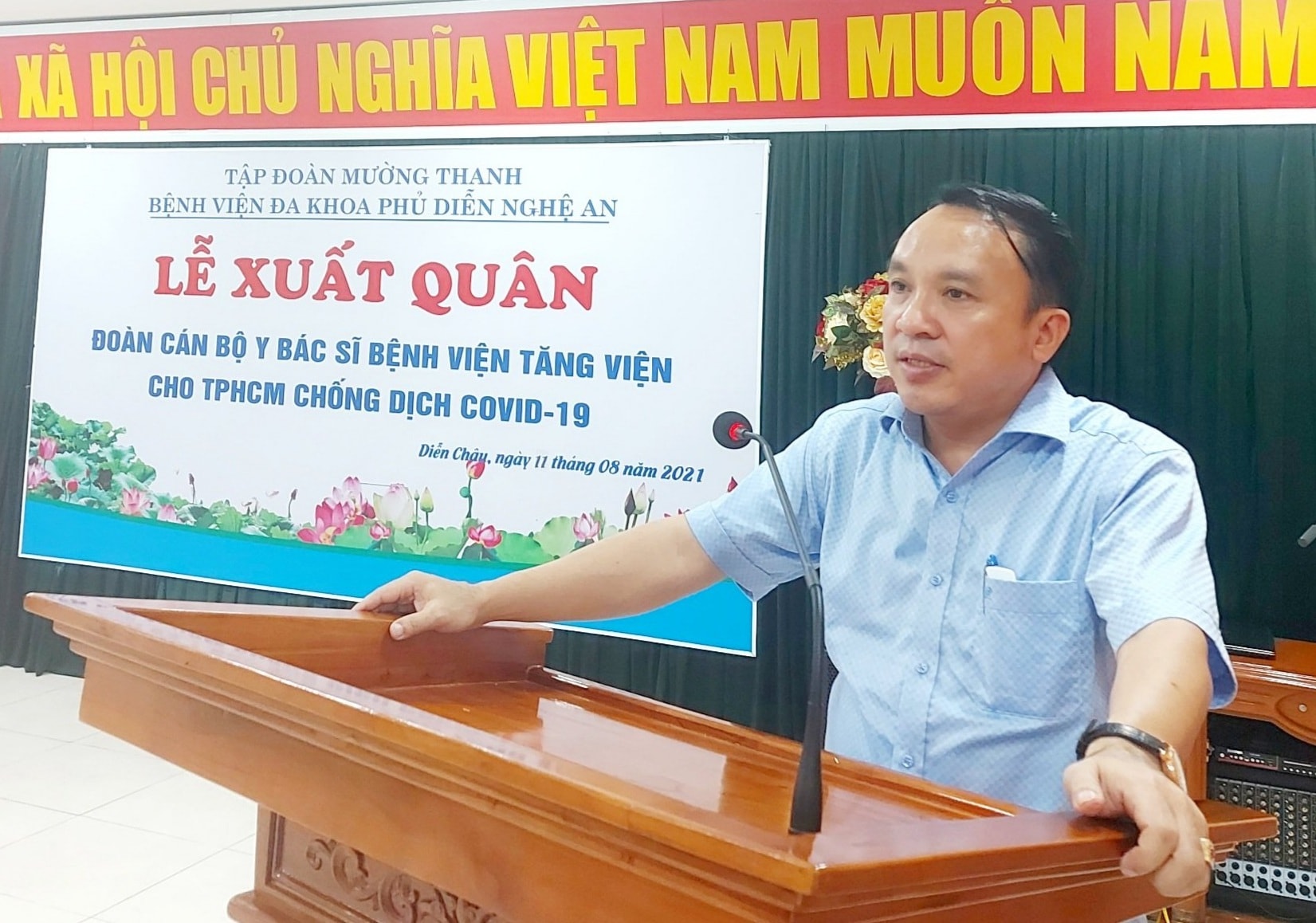 PGS.TS Dương Đình Chỉnh biểu dương tinh thần xung phong, tình nguyện của các y, bác sĩ. Ảnh: Thành Chung