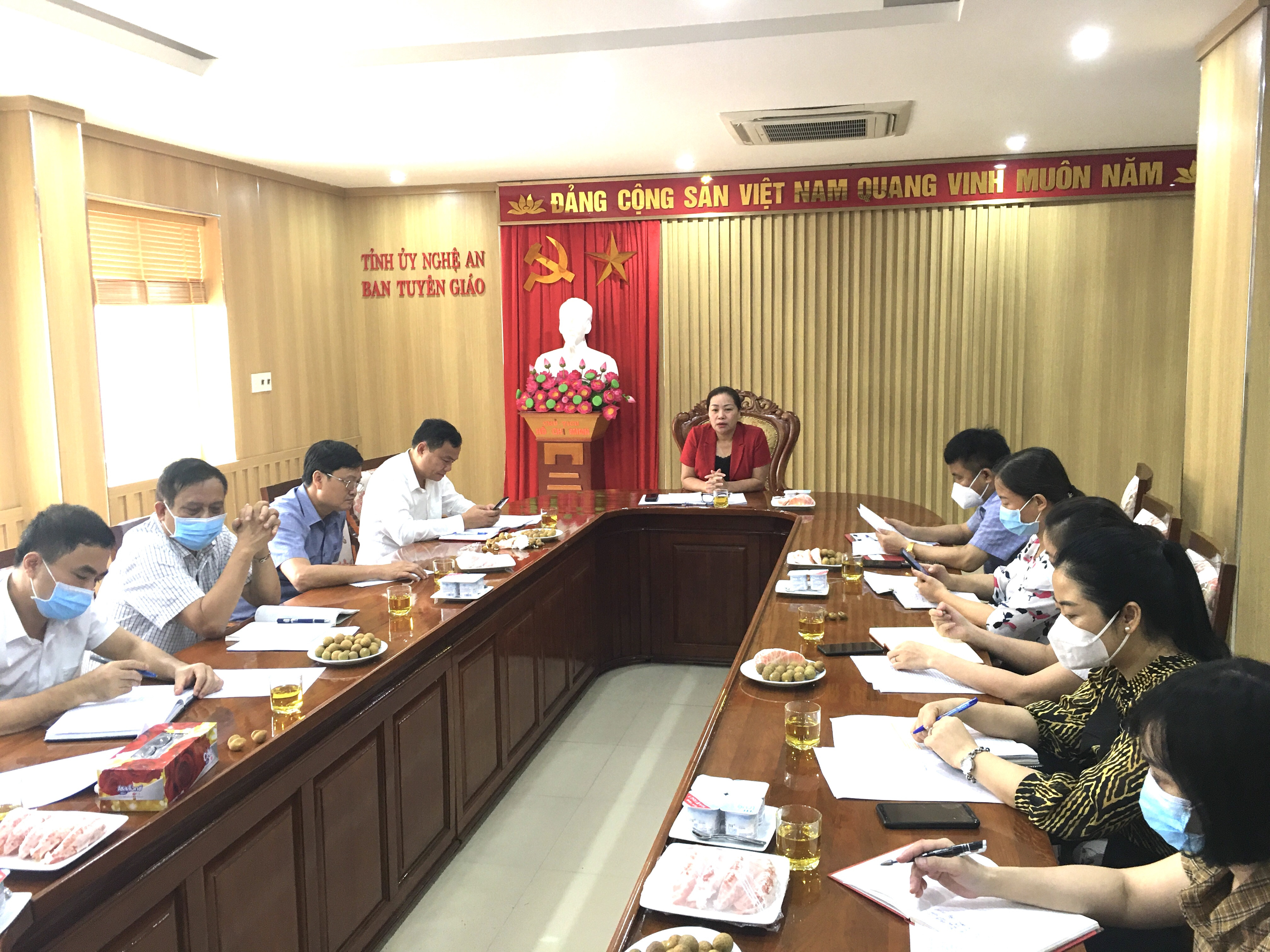 Đ/c Nguyễn Thị Thu Hường, UVBTV, Trưởng Ban Tuyên giáo Tỉnh ủy điều hành cuộc họp