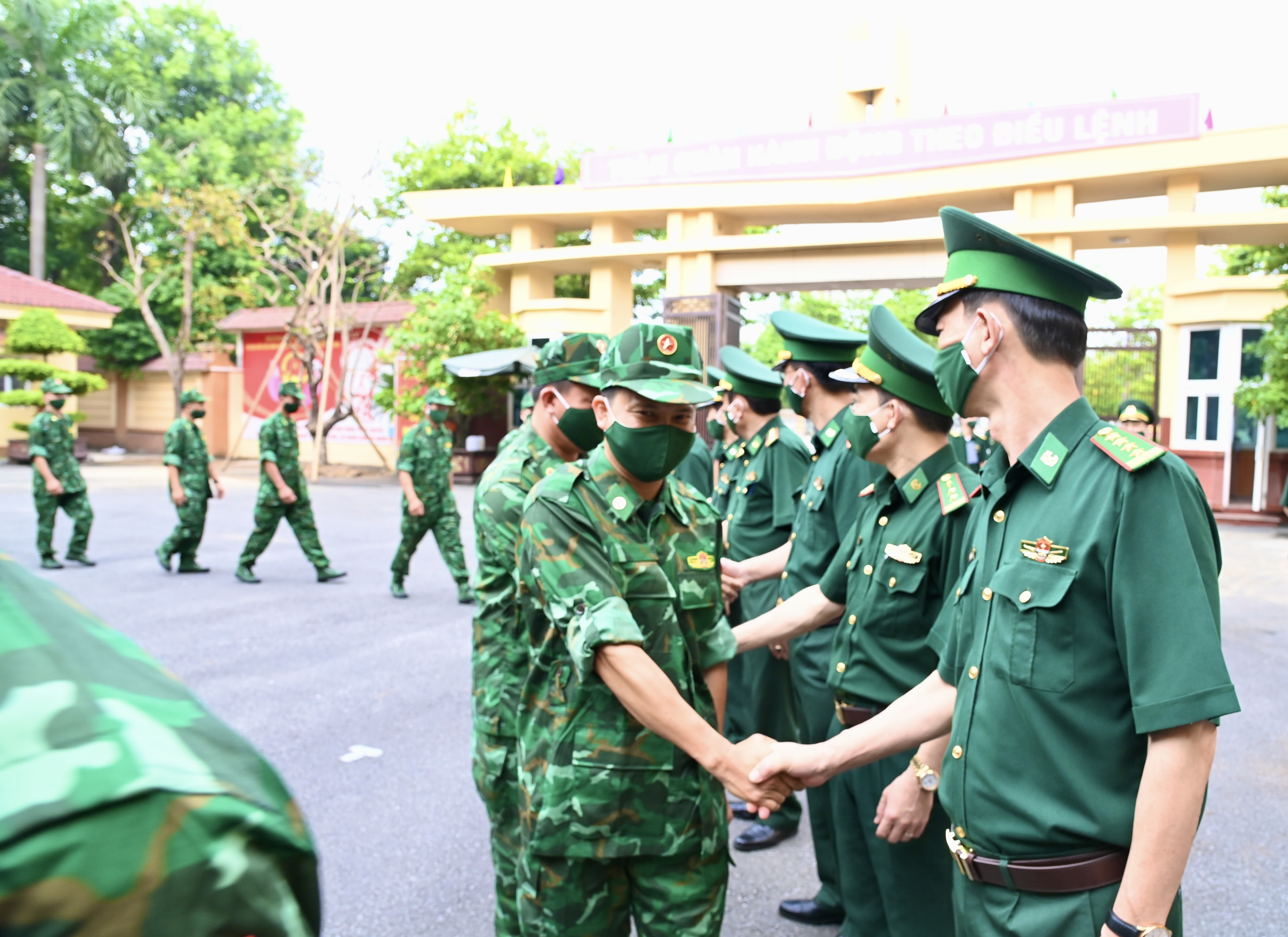 . Thủ trưởng Bộ Chỉ huy, lãnh đạo các phòng, ban, văn phòng BĐBP tỉnh Nghệ An tiễn các đồng chí quân y lên đường thực hiện nhiệm vụ PCD Covid - 19 