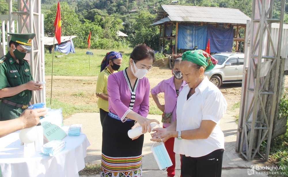 Đồng chí Võ Thị Minh Sinh - Ủy viên Ban Thường vụ Tỉnh ủy, Chủ tịch Ủy ban MTTQ Việt Nam tỉnh Nghệ An trao quà cho trẻ bị bại não tại chương trình. Ảnh: Mai Hoa