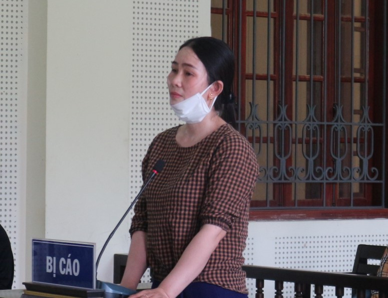 Bị cáo Phạm Thị Hương và Thái tại phiên tòa
