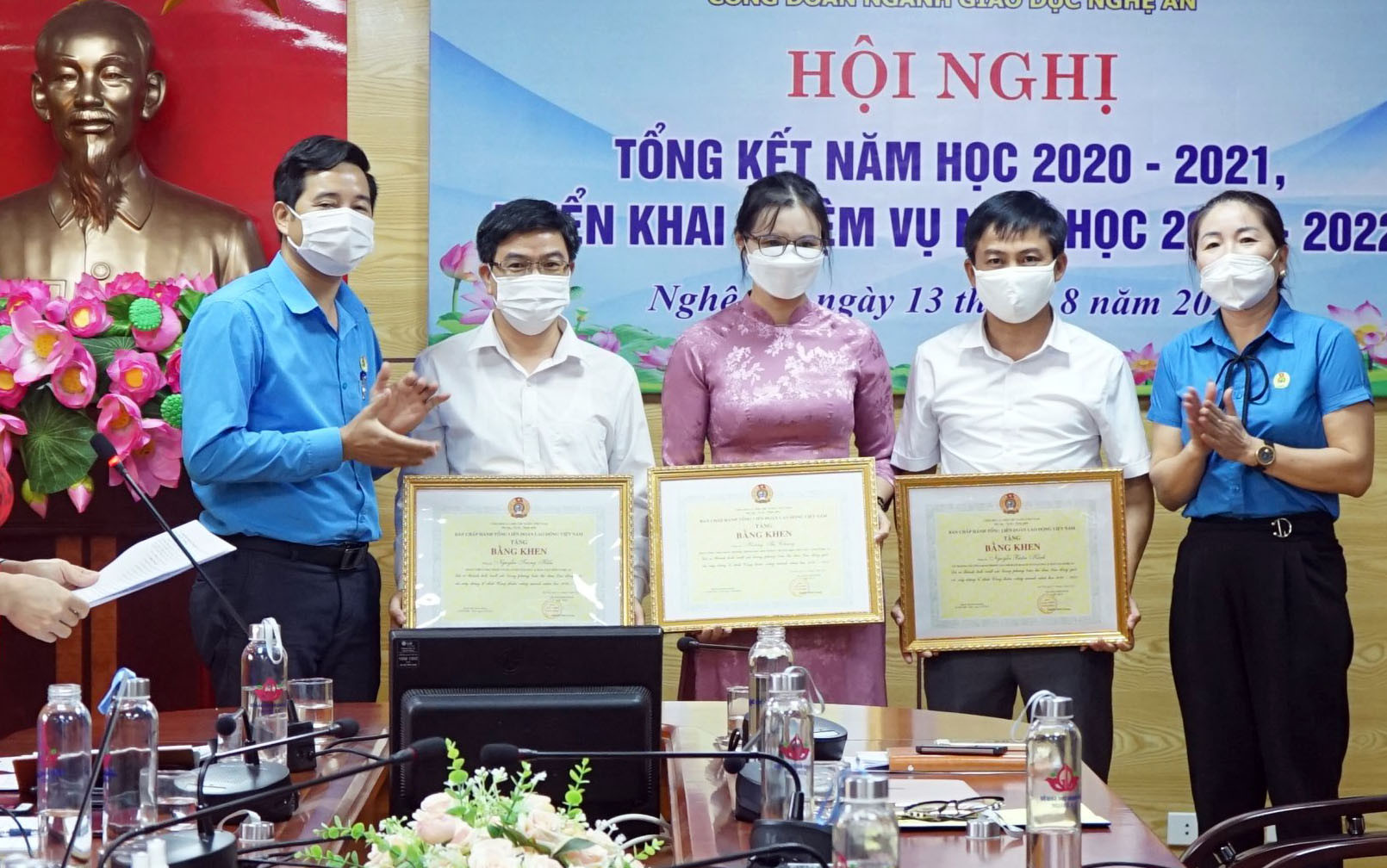 PCT Liên đoàn Lao động tỉnh Nguyễn Thị Thu Nhi trao bằng khen của Tổng Liên đoàn Lao động cho các cá nhân xuất sắc. Ảnh: MH