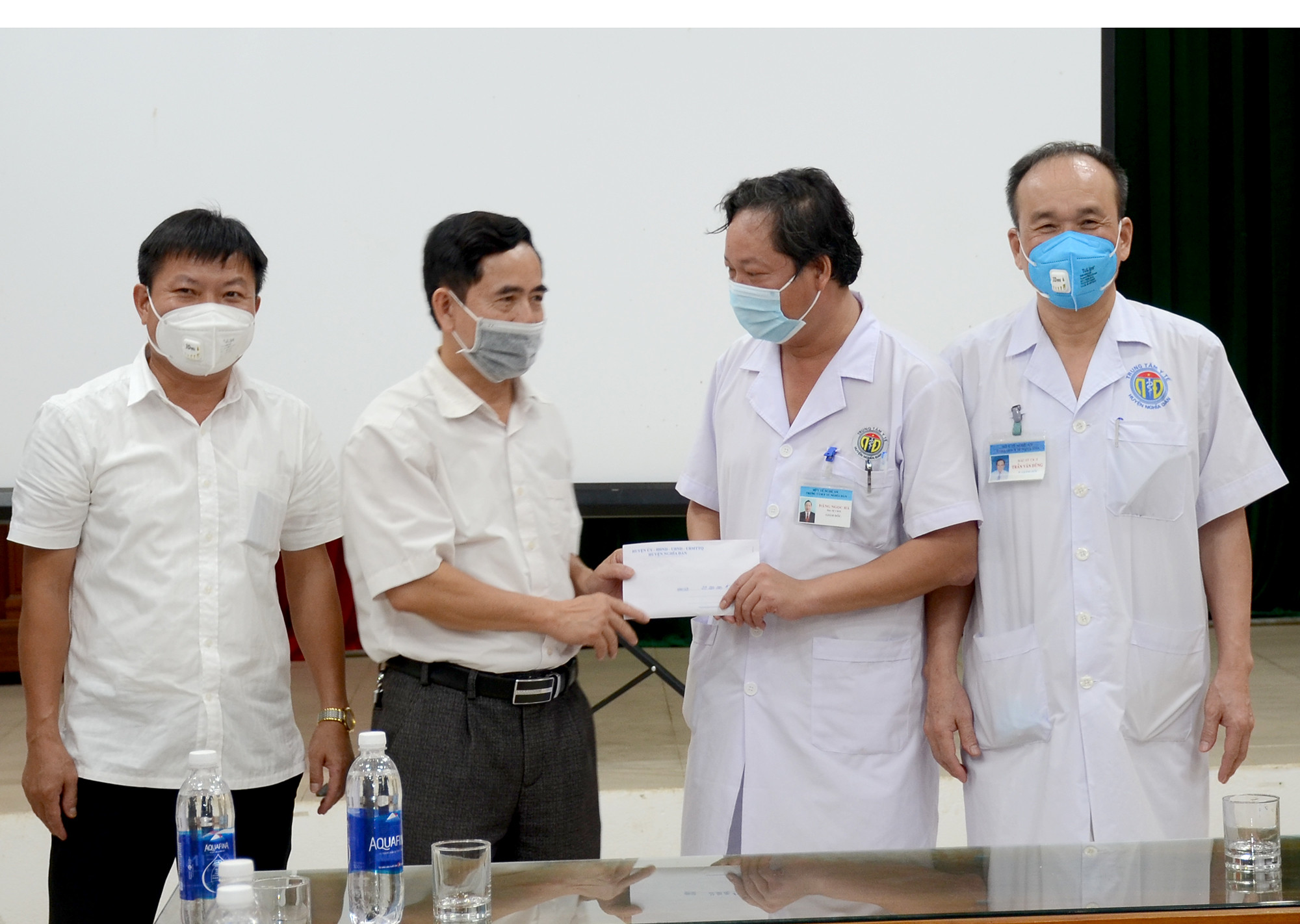 Lãnh đạo huyện Nghĩa Đàn tặng quà động viên cho Bệnh viện Dã chiến số 2 Nghệ An. Ảnh: Thành Chung