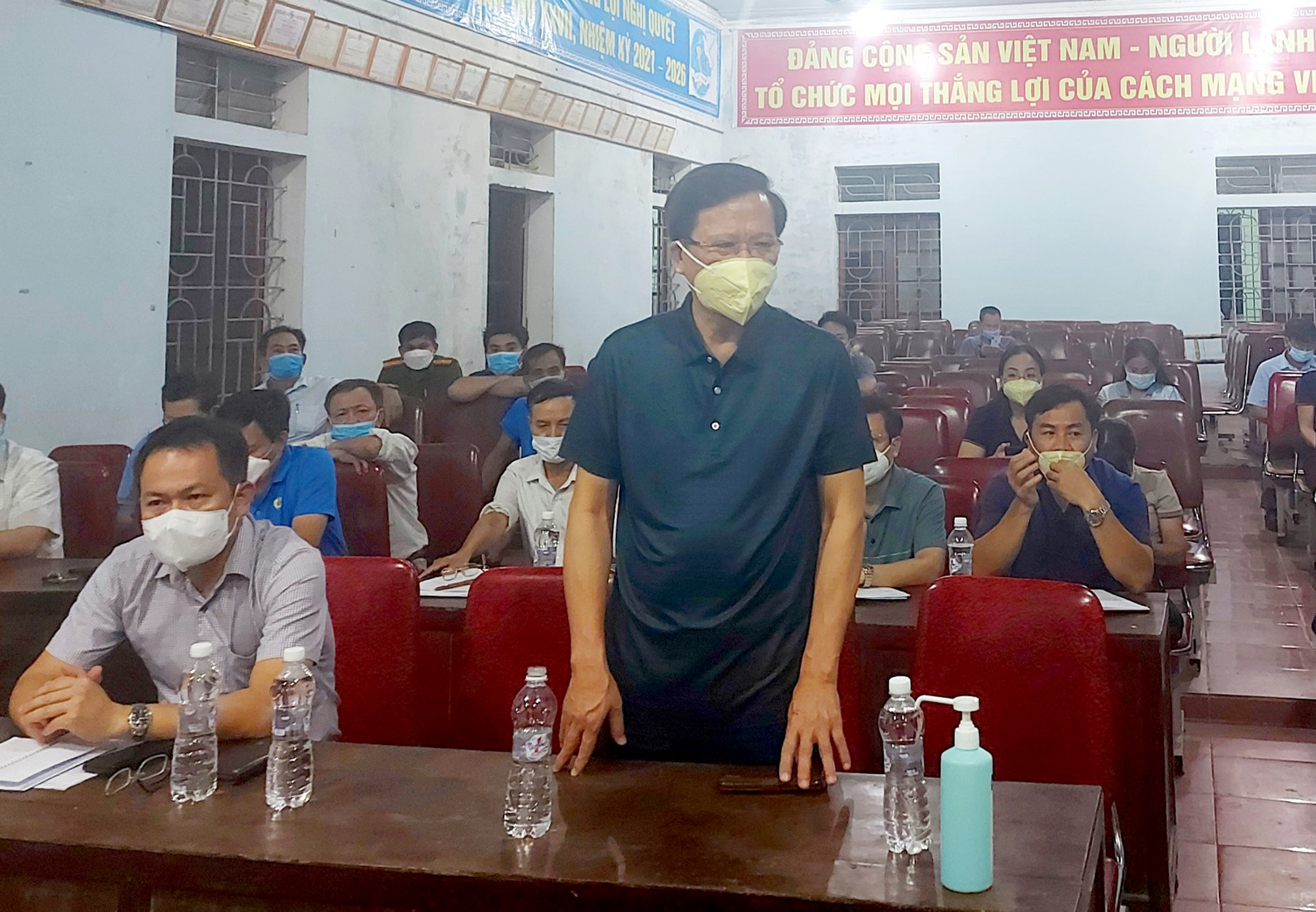 Lãnh đạo huyện Yên Thành báo cáo về ca bệnh cộng đồng tại xã Nhân Thành. Ảnh: Thành Chung