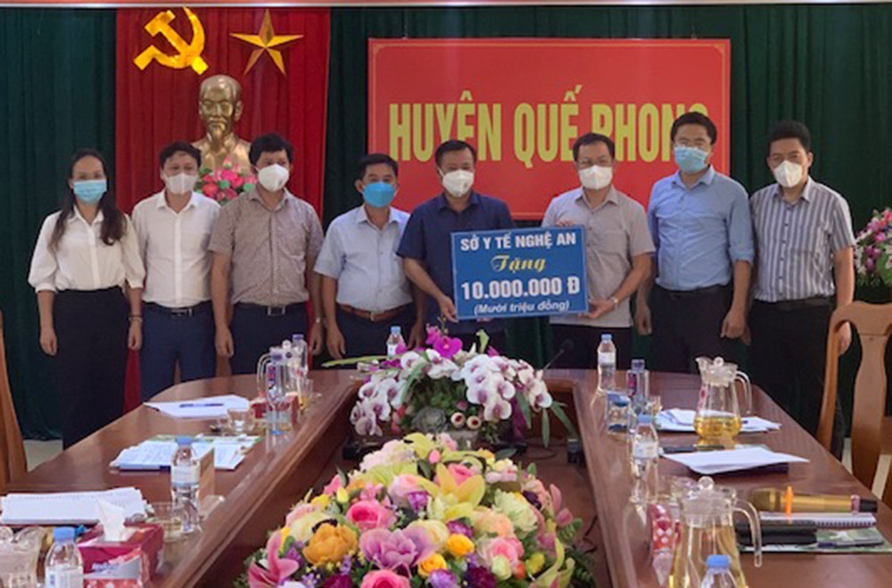 Sở Y tế Nghệ An tặng quà cho lực lượng phòng chống dịch huyện Quế Phong. Ảnh: Vân Thanh
