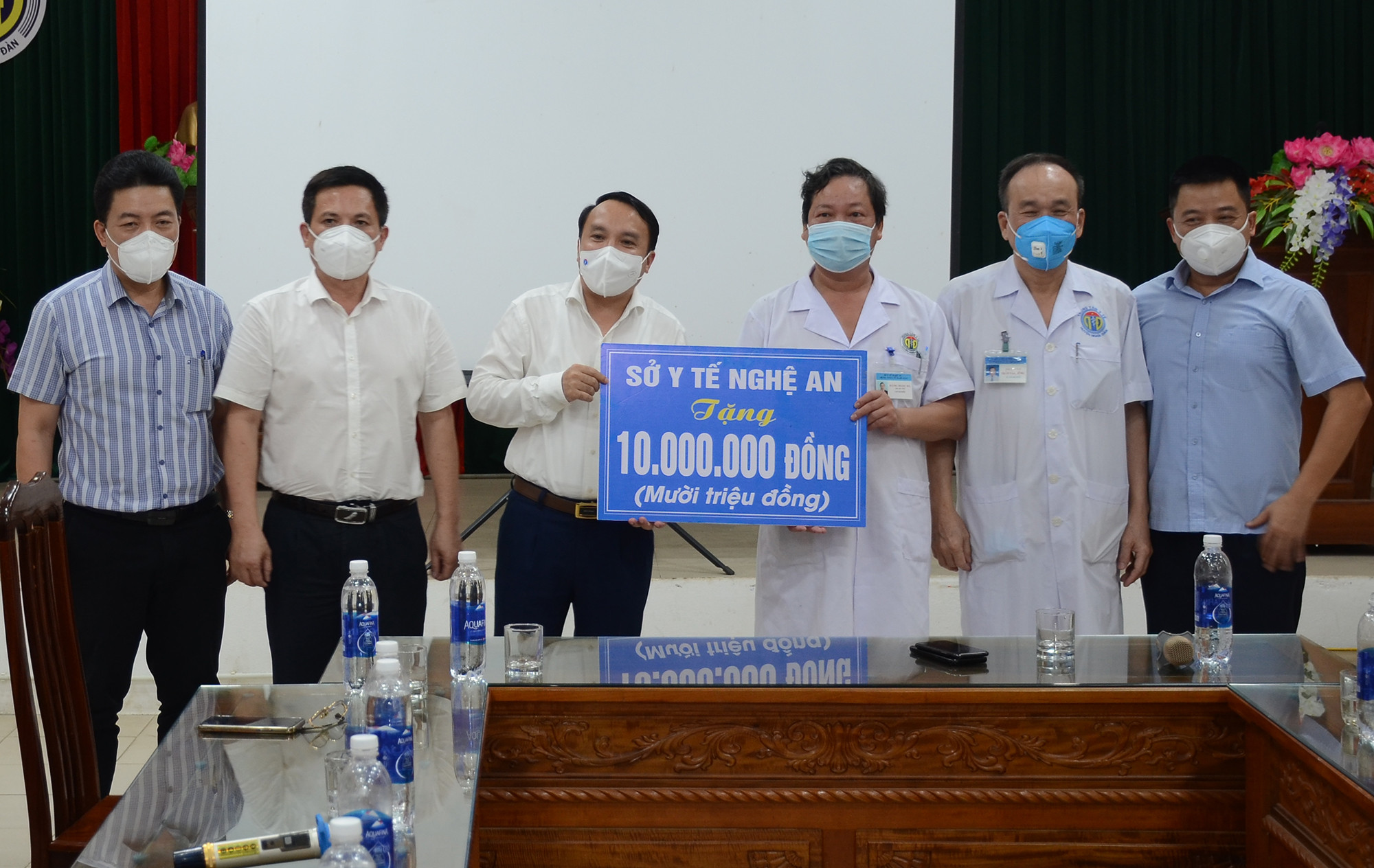 Sở Y tế Nghệ An tặng quà cho Bệnh viện Dã chiến số 2 Nghệ An. Ảnh: Thành Chung