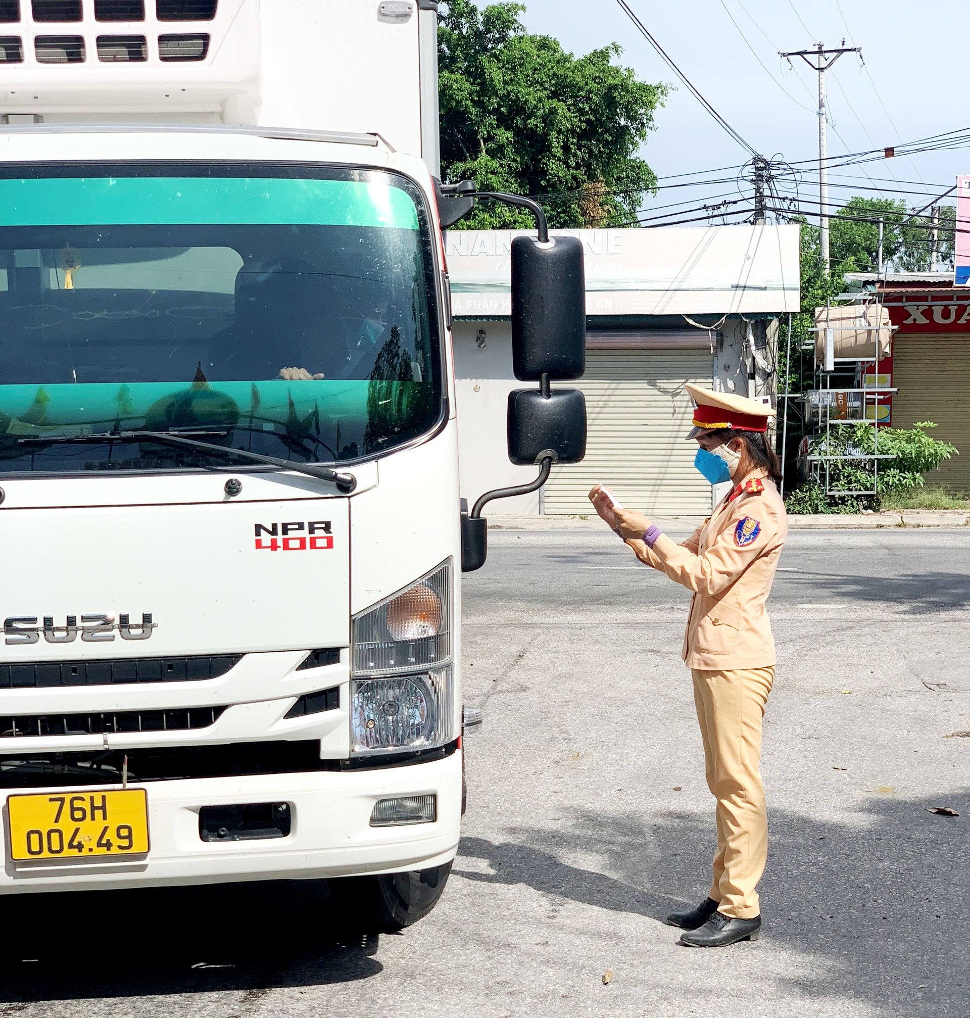 Đại úy Trần Thị Nguyên, đội CSGT Công an Quỳnh Lưu kiểm soát tại chốt đường 537D xã Quỳnh Hậu.