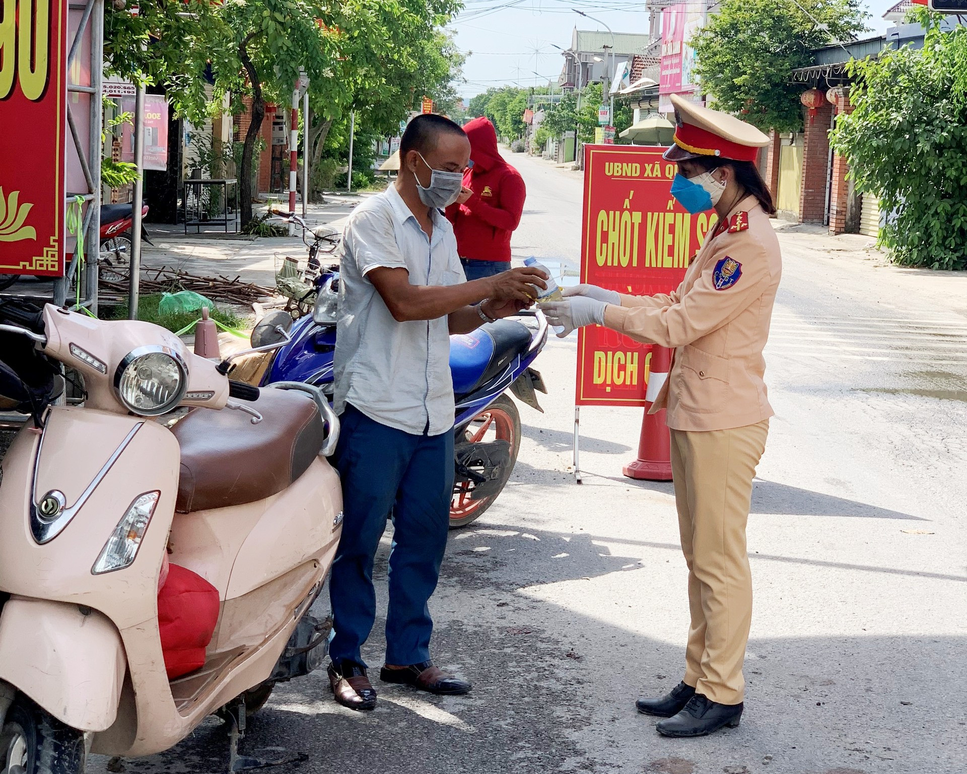 Ngoài kiểm soát người và phương tiện qua chốt, khi thấy người dân vất vả đường xa trở về quê hương, Đại úy Nguyên đã mang nước, khăn lạnh để họ giải nhiệt.