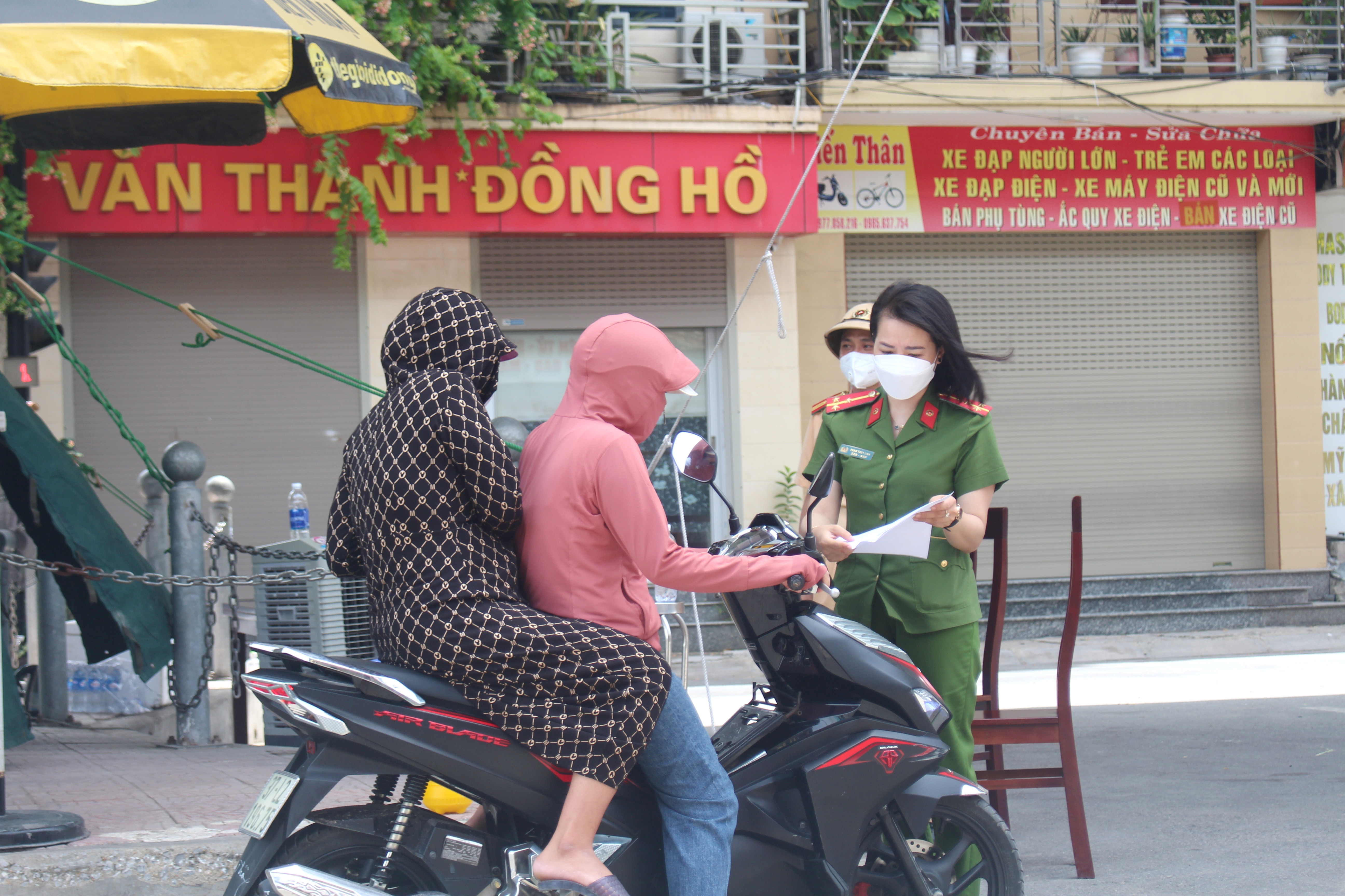 Thượng úy Phạm Thùy Linh cho biết: “Thời gian ca trực kéo dài nhiều tiếng, trời nắng nên anh em phải chia kíp nhỏ theo ca để có thời gian tiếp lại năng lượng”.