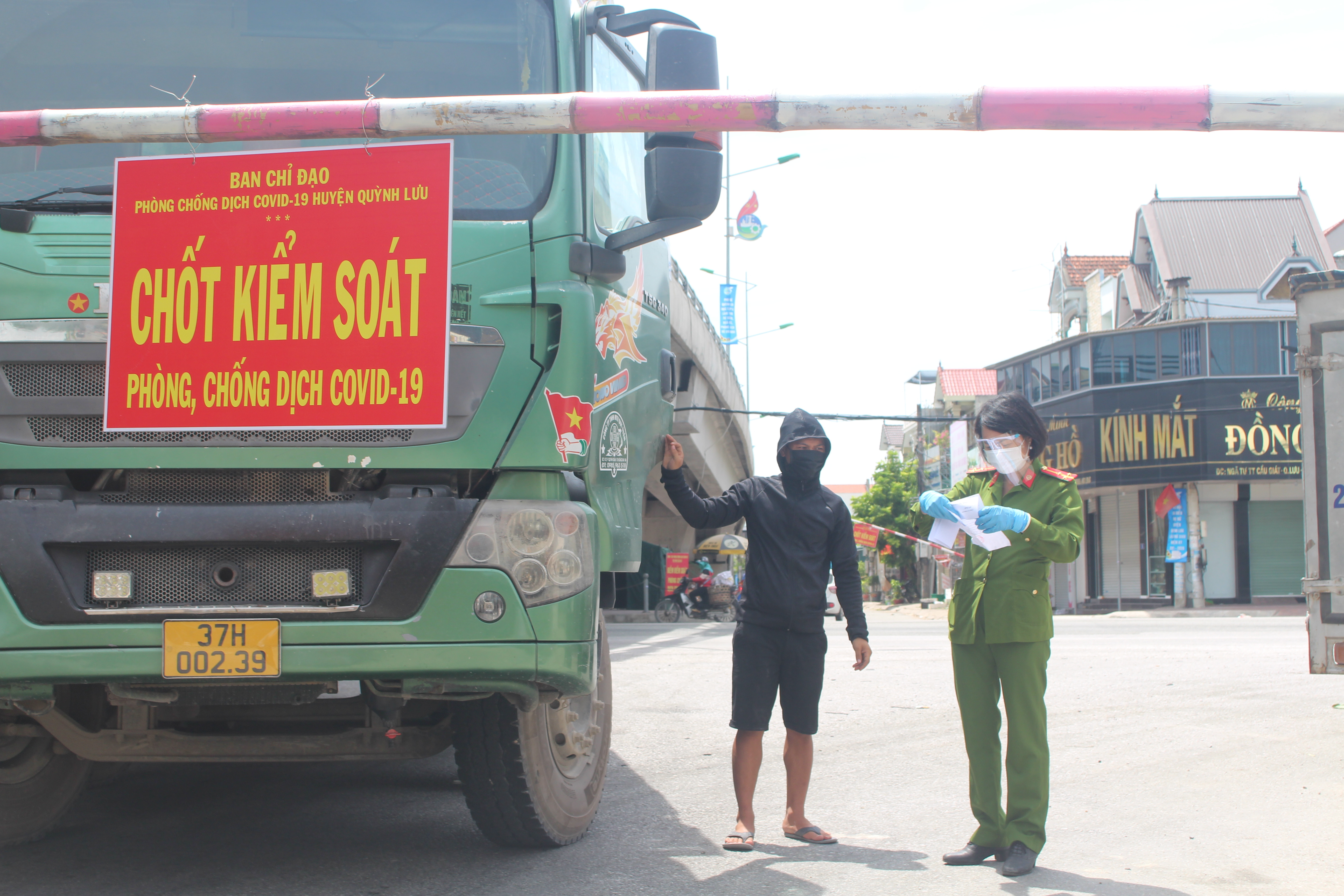 Để đảm bảo công tác phòng chống dịch, nhiều cán bộ, chiến sỹ nữ công an Quỳnh Lưu đã xung phong tham gia trực chốt để san sẻ với các đồng đội nam.