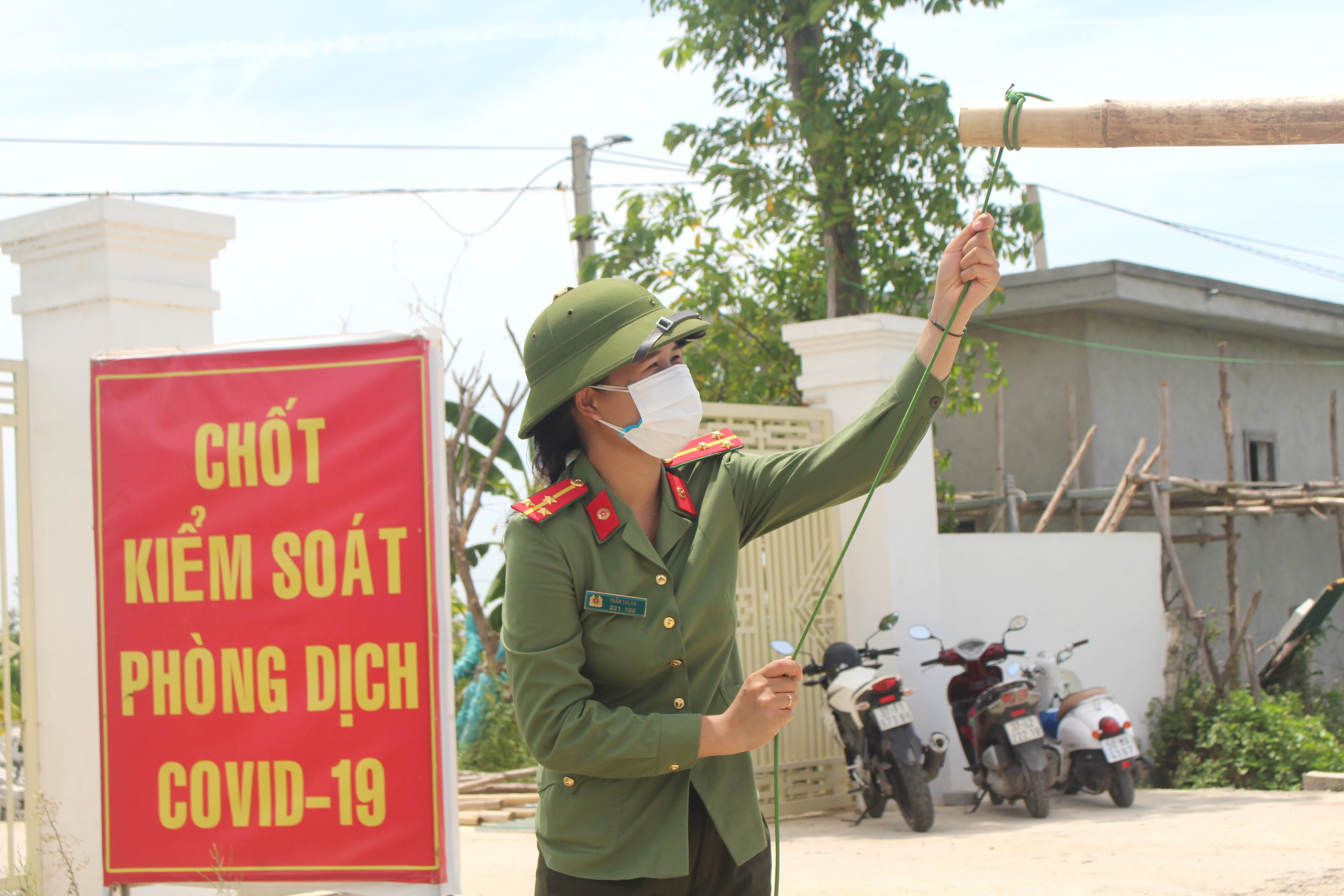 : Những “bóng hồng”trực chốt tuổi đời còn rất trẻ; có nhiều chiến sỹ có con nhỏ và thậm chí là cả hai vợ chồng đều làm cùng đơn vị và cùng tham gia trực chốt. Tuy nhiên, nhiệm vụ chống dịch được đặt lên hàng đầu, họ đành gác lại niềm riêng tư..