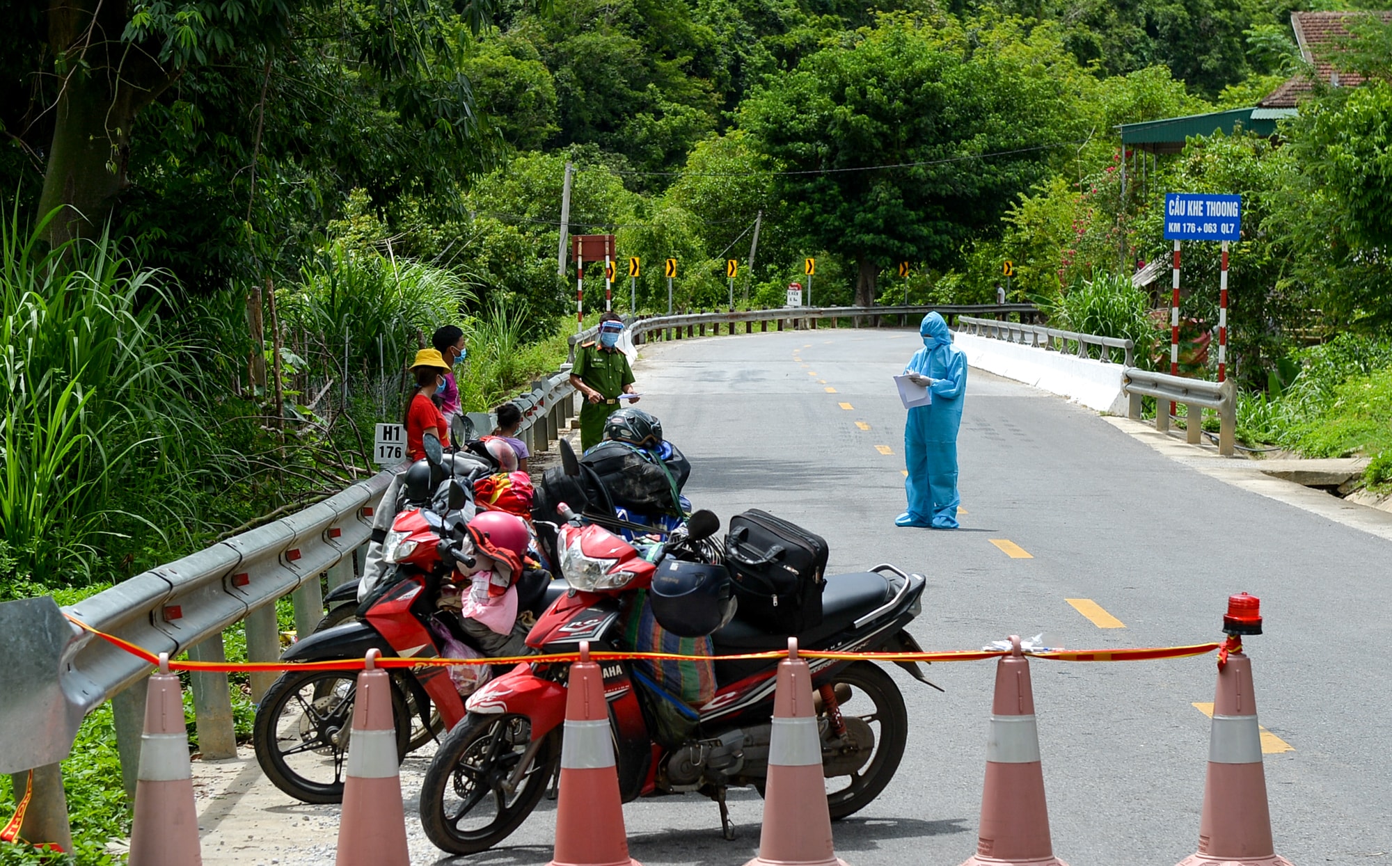 Lực lương chức năng huyện Kỳ Sơn làm thủ tục khai báo, tiếp nhận lao động trở về quê bằng xe máy. Ảnh: Thành Cường