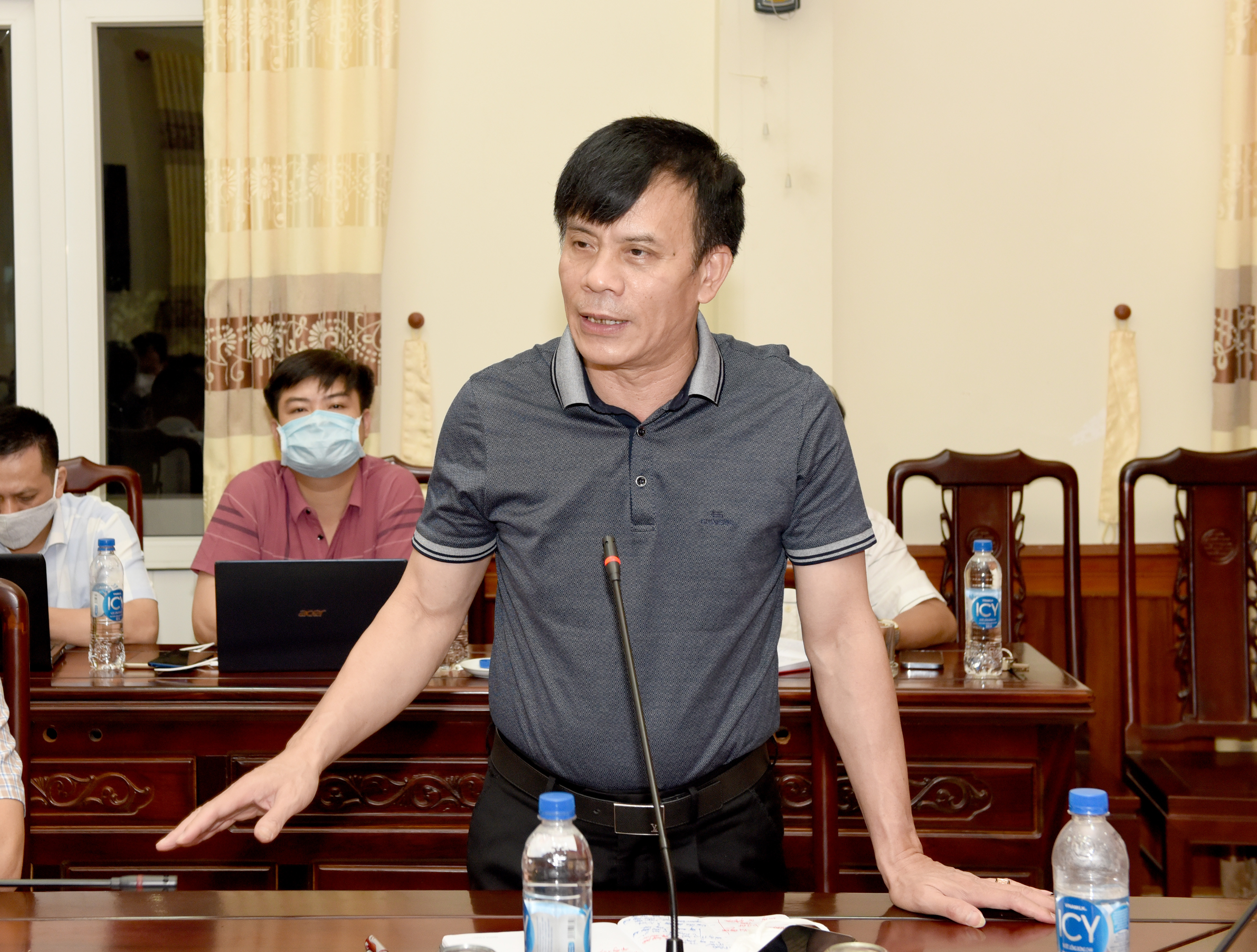 Ông Trần Ngọc Tú - Chủ tịch UBND TP.Vinh thông tin về tình hình truy vết và xét nghiệm đối với các trường hợp liên quan đến ca bệnh mới phát hiện trong chiều ngày 14/8. Ảnh: Tiến Đông 