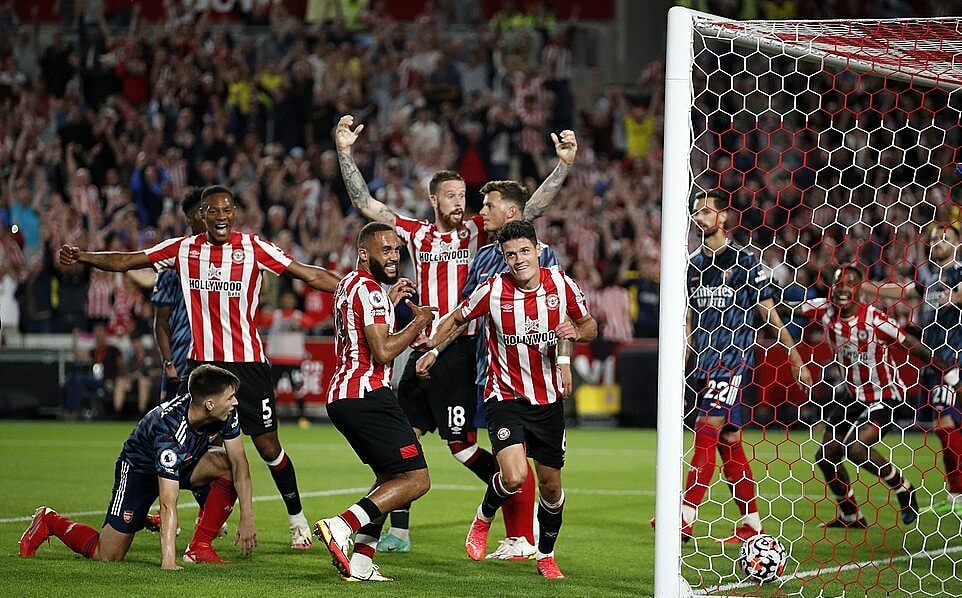 Cầu thủ Brentford mừng bàn ấn định chiến thắng 2-0. Ảnh: Reuters