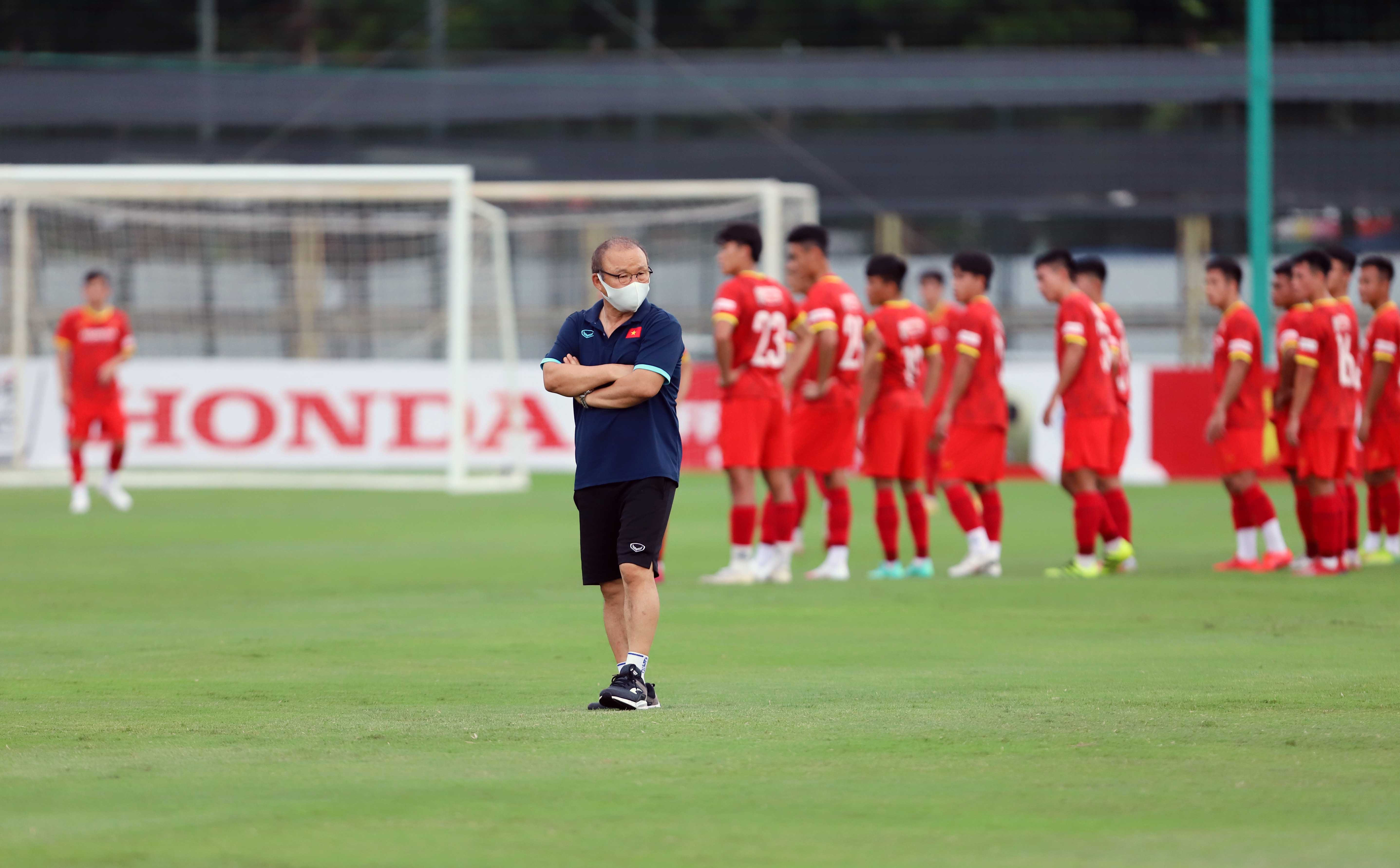 HLV Park Hang-seo đã trực tiếp tới sân để chỉ đạo các cầu thủ U22 tập luyện. Ảnh: Hải Hoàng