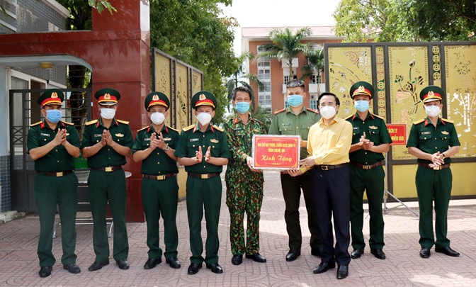 Đồng chí Lê Văn Ngọc Phó chủ tịch UBMT tổ quốc tỉnh Nghệ An và Đại tá Dương Minh Hiền, Phó chỉ huy trưởng Bộ CHQS tỉnh thăm, tặng quà lực lượng làm nhiệm vụ cách ly y tế các công dân từ thành phố Hồ Chí Minh và các tỉnh phía Nam tại khu cách ly tập trung Khách sạn Army. 