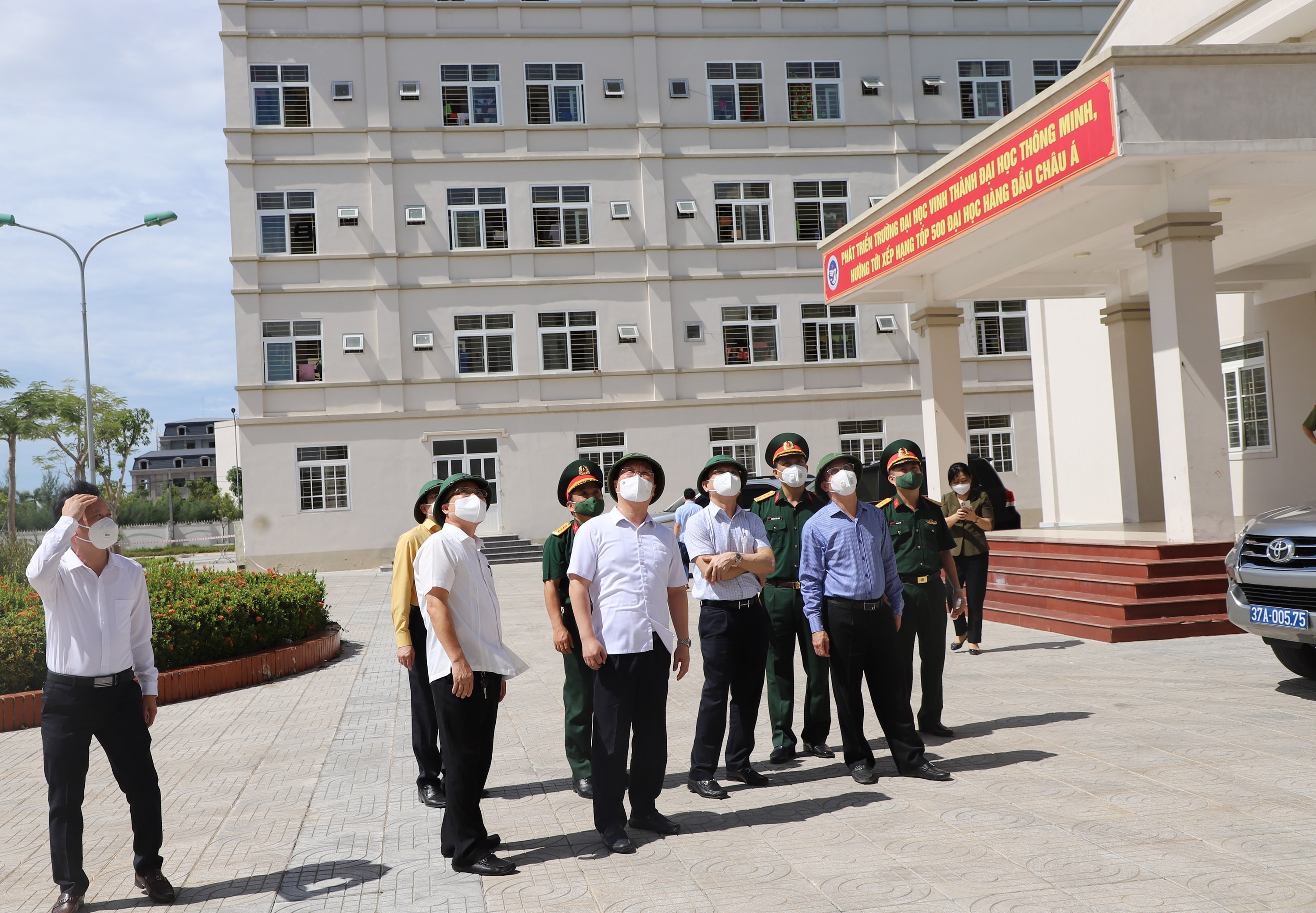 Chủ tịch UBND tỉnh Nguyễn Đức Trung đông viện người dân yên tâm cách ly, chấp hành nghiêm các quy định, biện pháp phòng, chống dịch Covid-19. Ảnh: Phạm Bằng