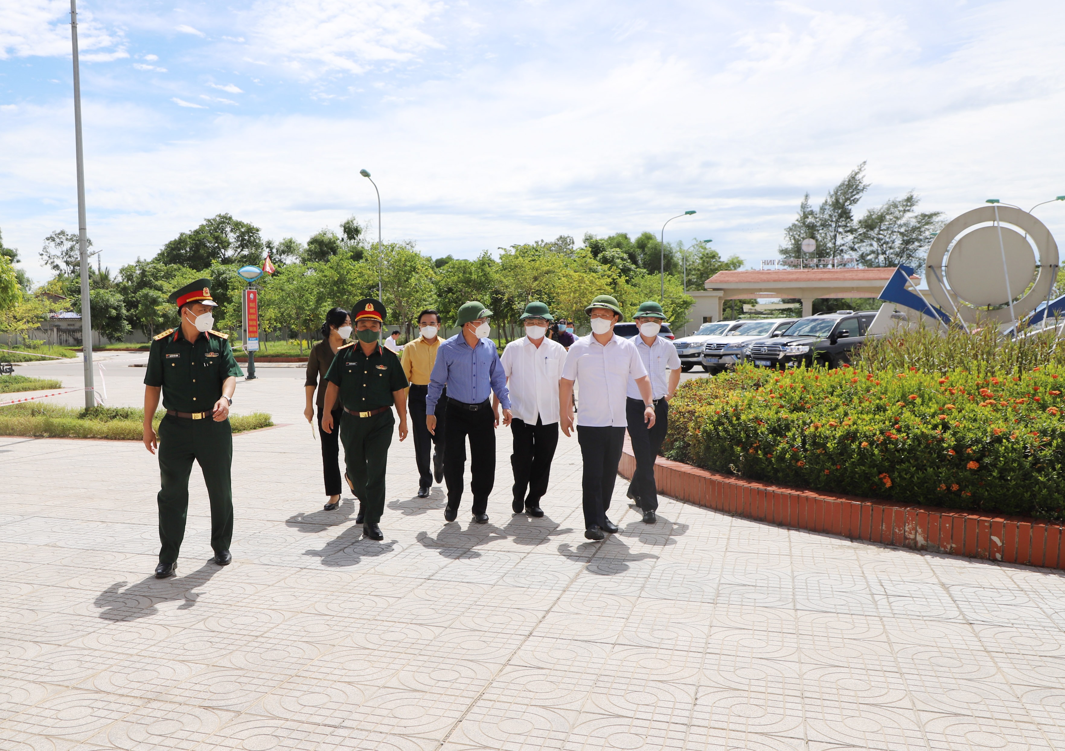  Cùng đi có đồng chí Bùi Đình Long - Phó Chủ tịch UBND tỉnh, Phó Trưởng Ban chỉ đạo phòng, chống dịch Covid-19 của tỉnh; Đại tá Nguyễn Ngọc Hà - Ủy viên BTV Tỉnh ủy, Chỉ huy trưởng Bộ chỉ huy Quân sự tỉnh; lãnh đạo UBMTTQ tỉnh, UBND TP Vinh. Ảnh: Phạm Bằng