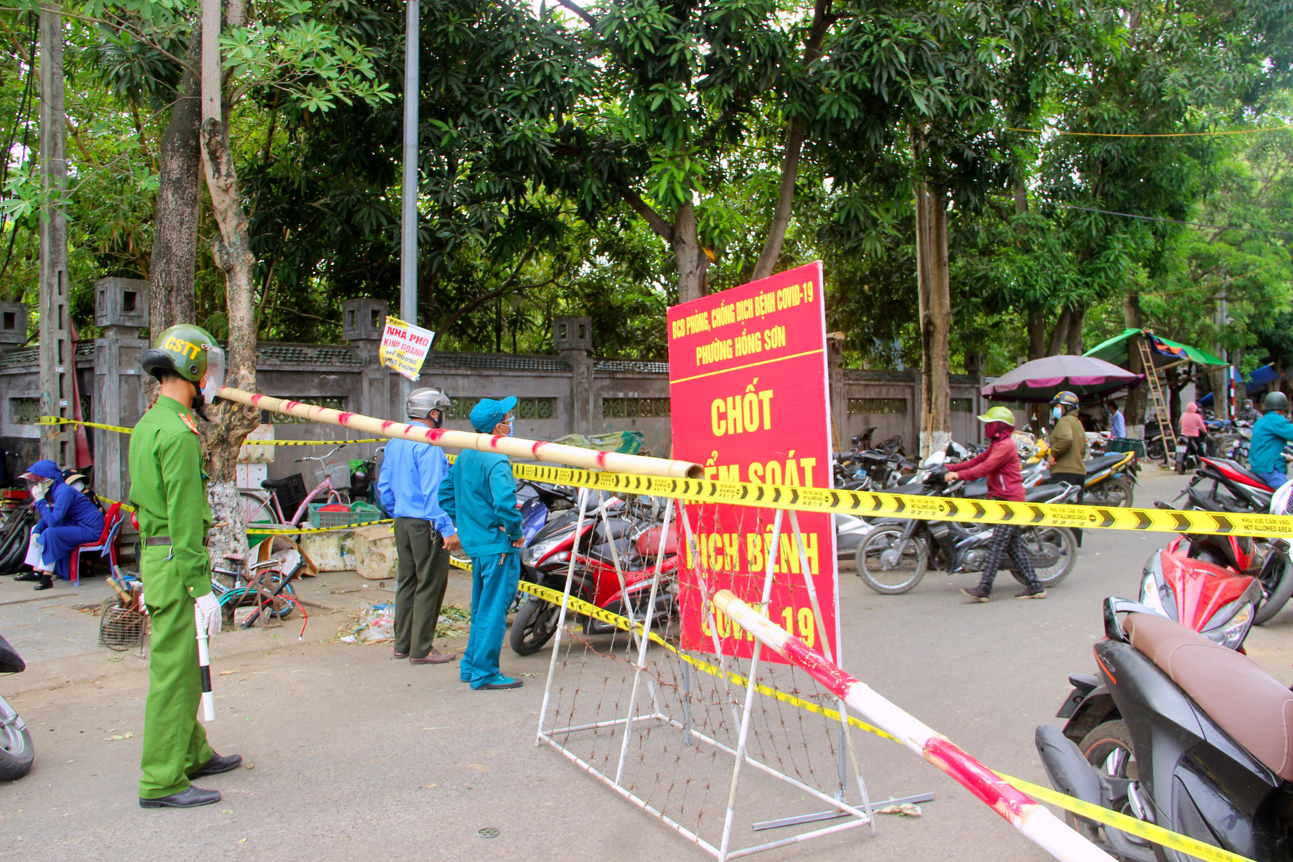 Chợ đầu mối TP.Vinh bị phong tỏa. Ảnh: Quang An