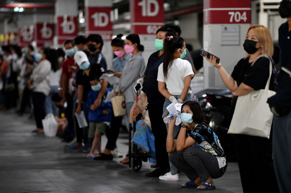 Xếp hàng chờ xét nghiệm Covid-19 tại Bangkok, Thái Lan hôm 15/7. Ảnh Reuters