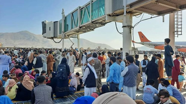 Hàng nghìn người dân Afghanistan đổ xô vào đường băng tìm cách rời khỏi đất nước. Nguồn: AFP