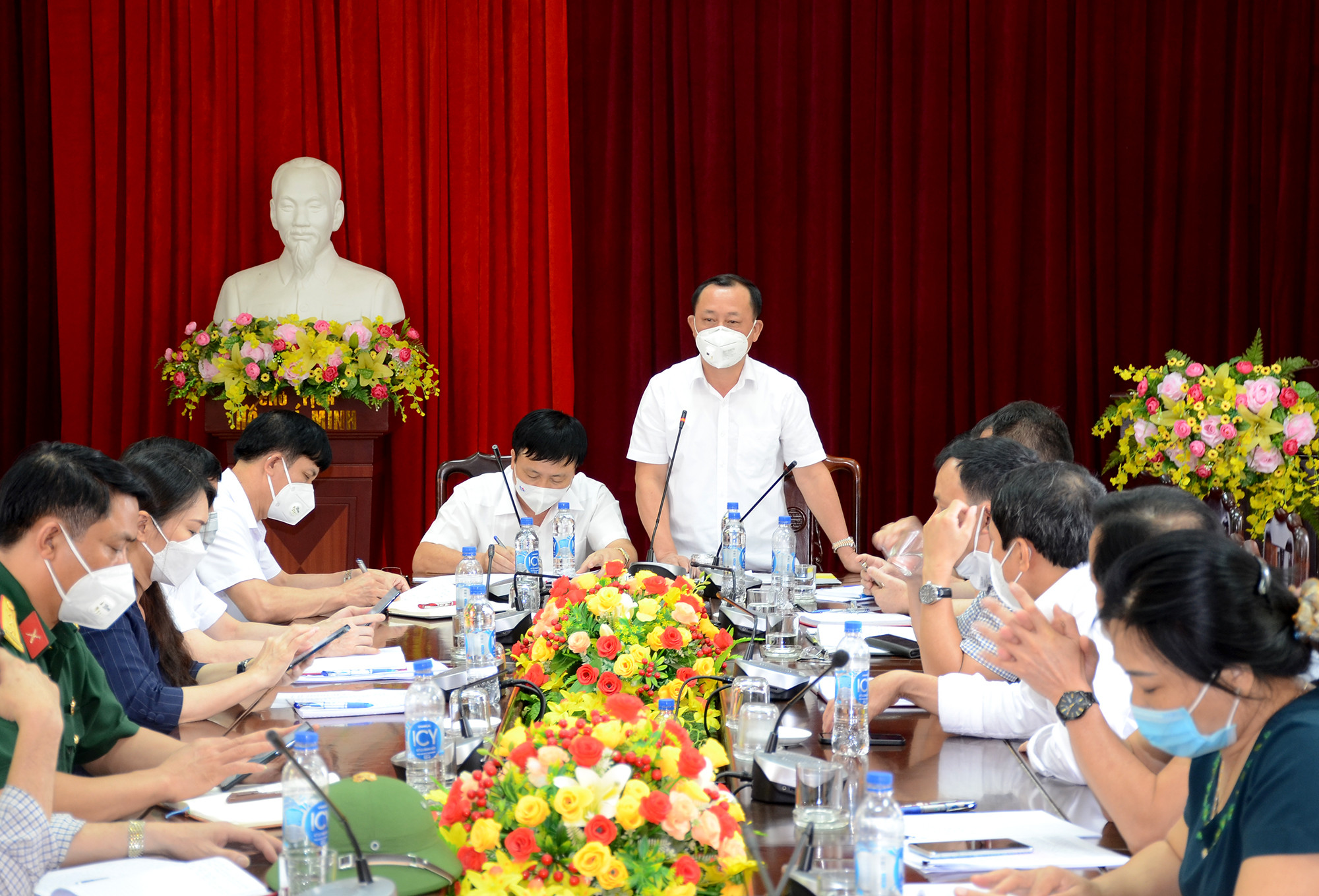 Ban Chỉ đạo Phòng, chống dịch Covid-19 tỉnh Nghệ An họp khẩn cùng thành phố Vinh. Ảnh: Thành Chung
