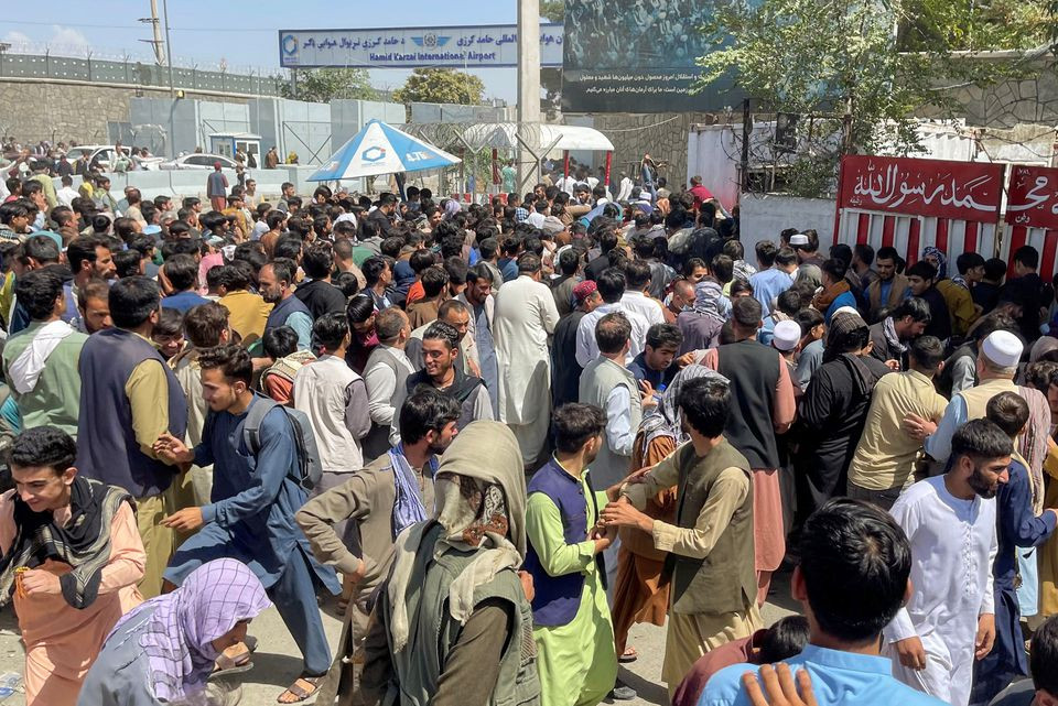 Người dân Afghanistan chen lấn để vào cảng hàng không Hamid Karzai tại Kabul hôm 16/8, khi Taliban chiếm thủ đô Afghanistan. Ảnh Reuters