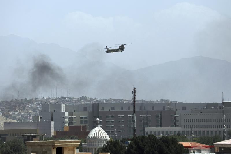 Mỹ điều trực thăng tới Đại sứ quán tại Kabul để sơ tán nhân viên chính phủ hôm 15-8. Ảnh: AP