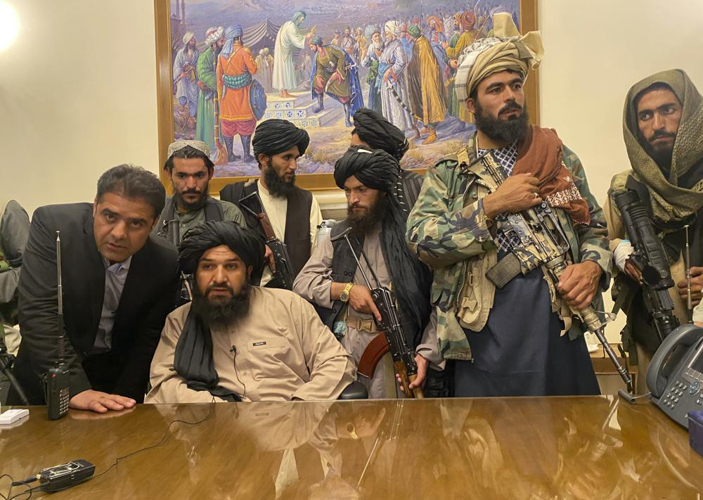 Taliban giành quyền kiểm soát dinh tổng thống sau khi Tổng thống Afghanistan Ashraf Ghani chạy ra nước ngoài. Ảnh: AP