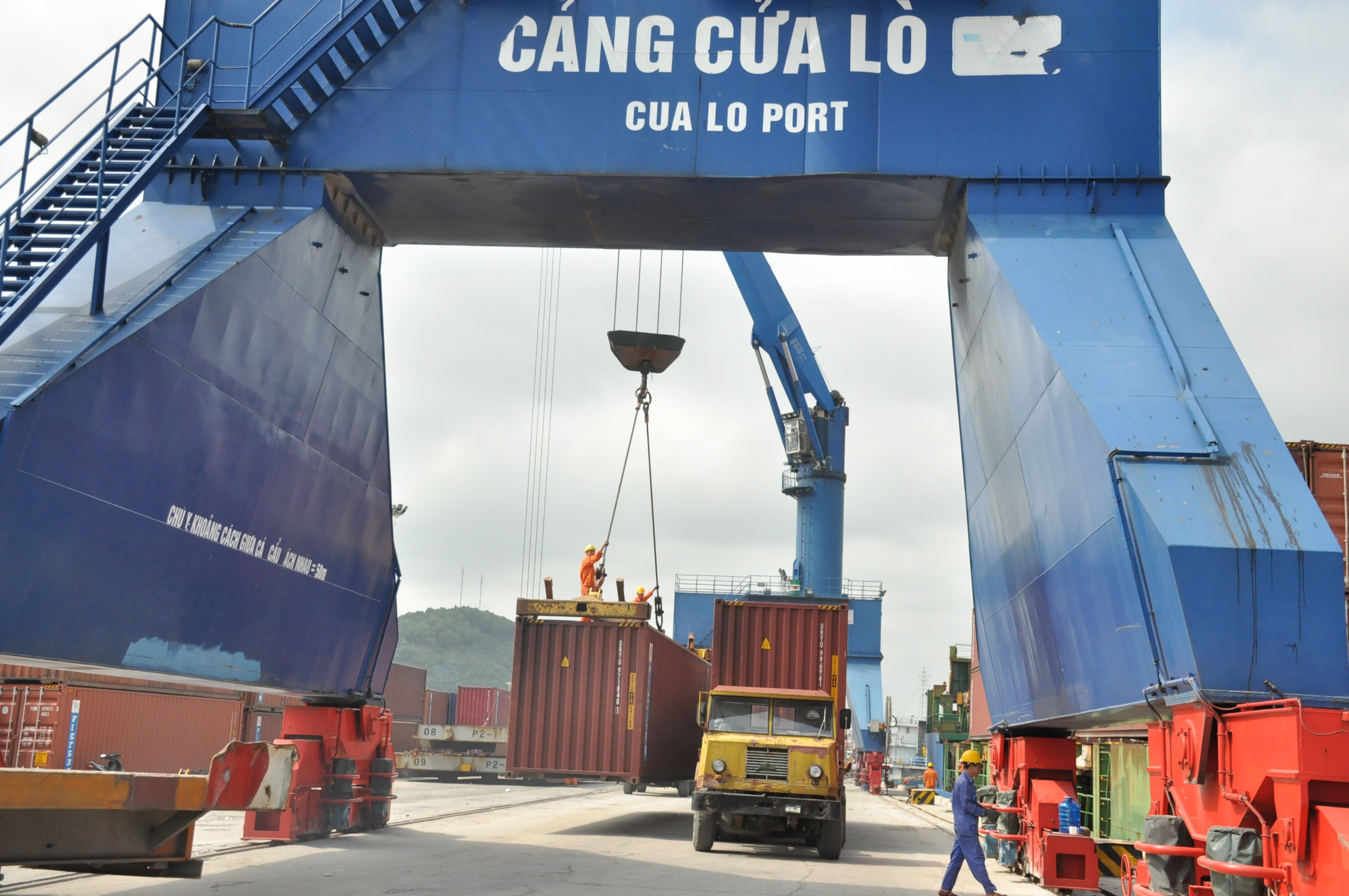 Nghệ An kiến nghị Chính phủ hỗ trợ giới thiệu, kết nối các nhà đầu tư trong và ngoài nước đầu tư xây dựng cảng nước sâu Cửa Lò. Ảnh Thu Huyền