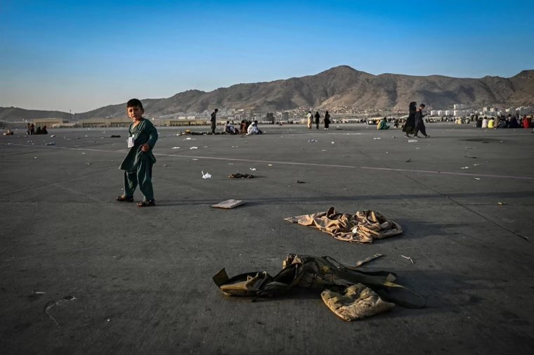 Một em bé Afghanistan trong cuộc chạy loạn ở sân bay Kabul. Ảnh AFP 