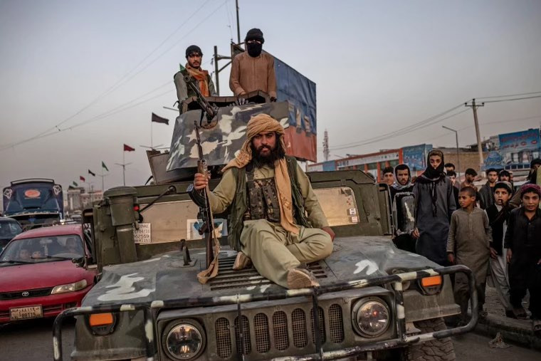 Chiến binh Taliban tiến vào Kabul. Ảnh NBC News