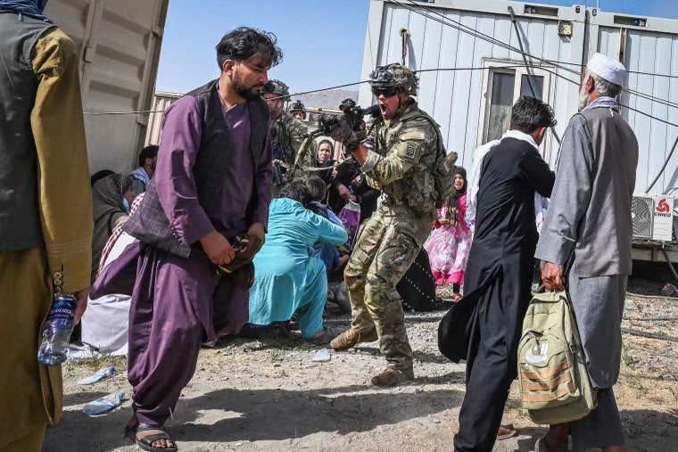 Lính Mỹ đang chĩa súng vào người dân Afghanistan để giữ trật tự. Ảnh AFP