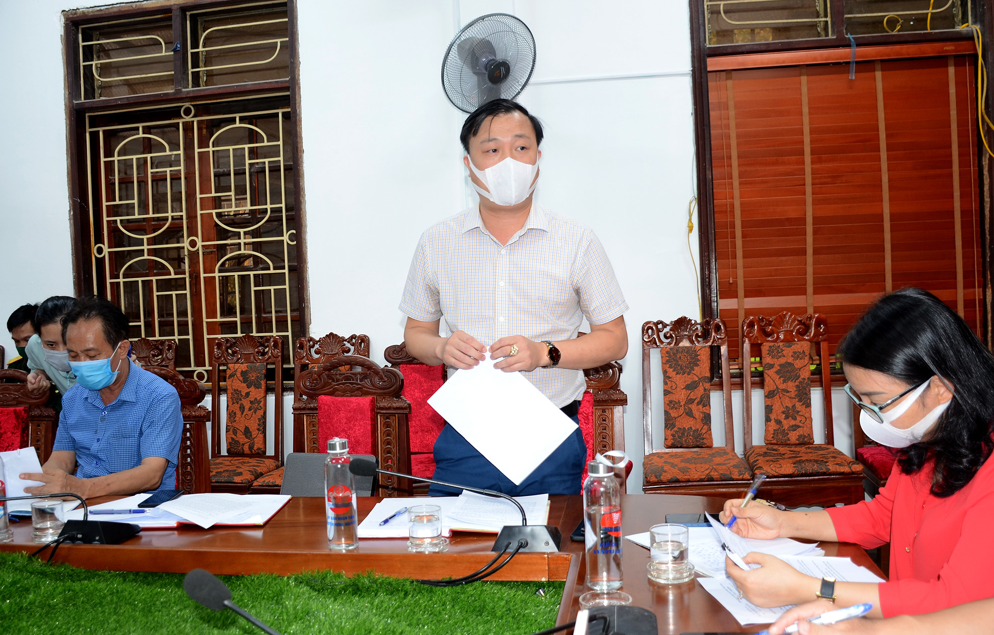 Chủ tịch UBND huyện Hưng Nguyên báo cáo công tác triển khai phòng chống dịch Covid-19 trên địa bàn. Ảnh: Thành Chung
