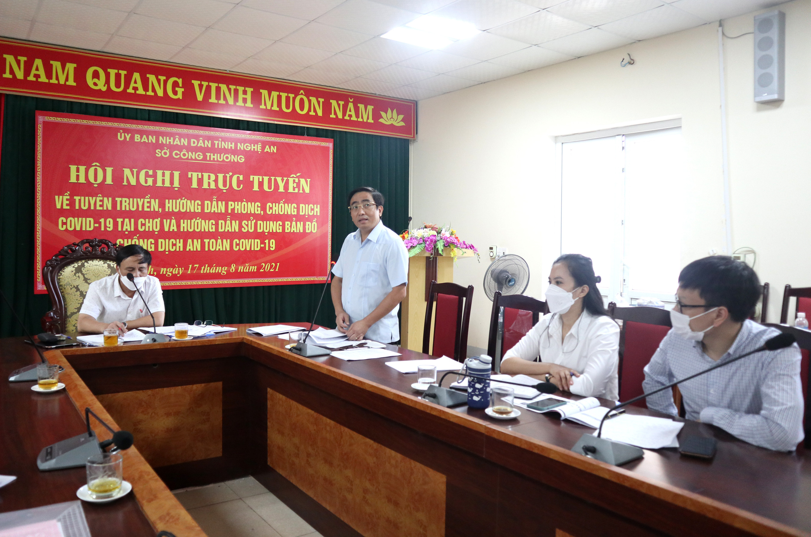 Đồng chí Cao Minh Tú, Phó Giám đốc Sở Công thương giải đáp một số thắc mắc của các địa phương về công tác phòng dịch. Ảnh: Thanh Phúc