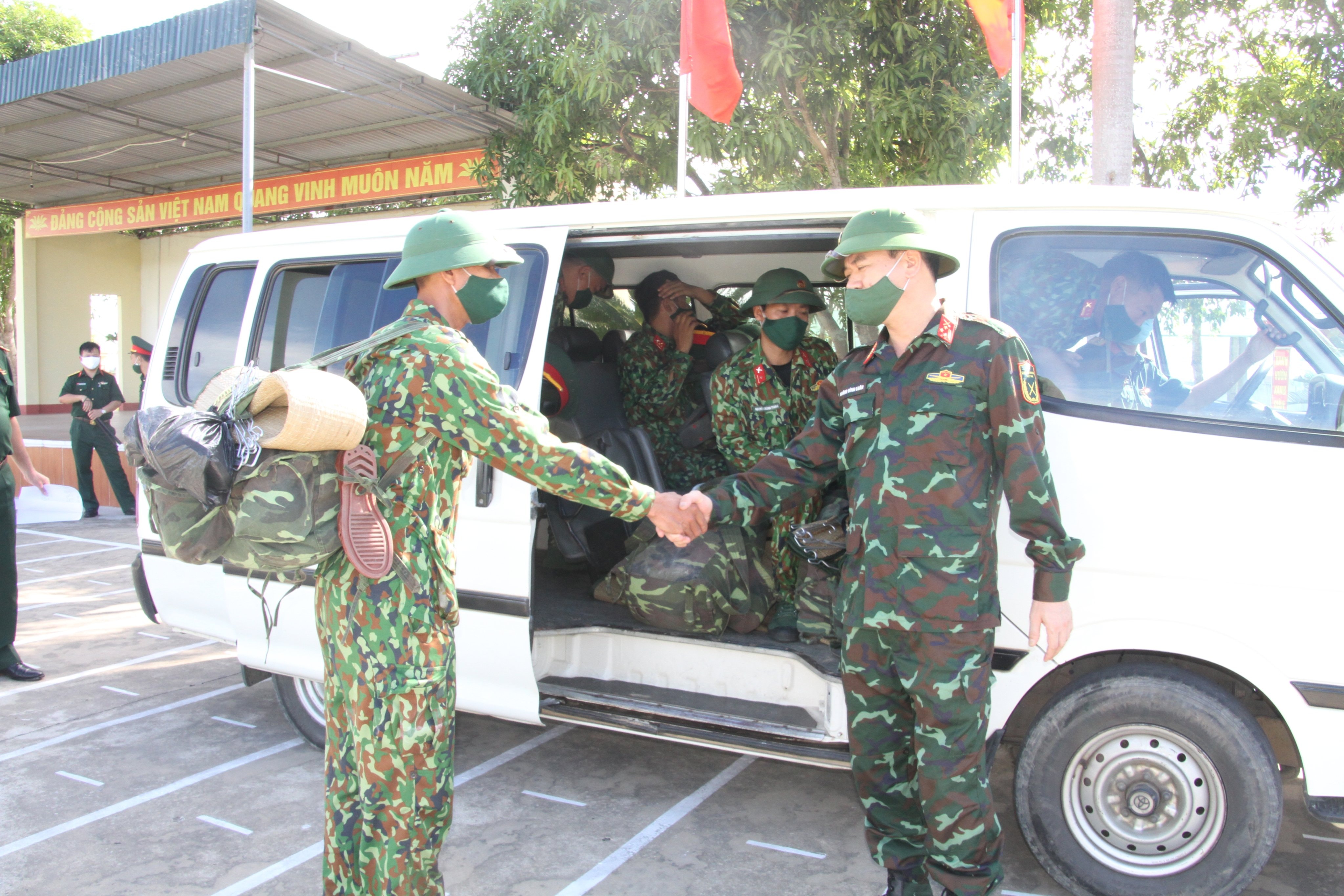 lãnh đạo Bộ CHQS tỉnh động viên cán bộ, sỹ quan, quân nhân chuyên nghiệp trước lúc lên đường làm nhiệm vụ