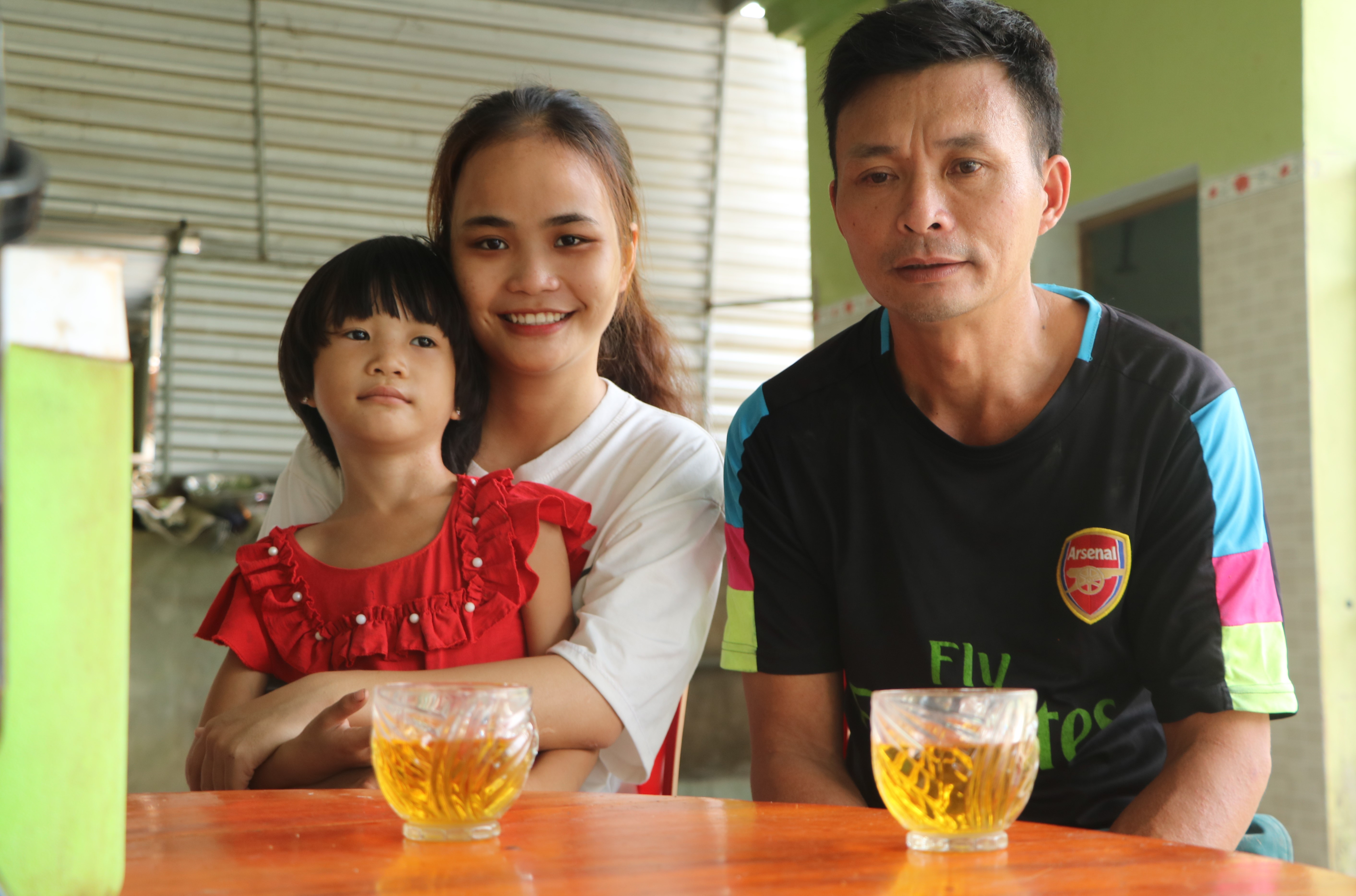 Kim Chi cùng bố và em gái