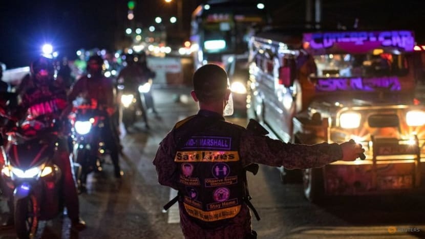 Kiểm soát phương tiện qua lại chốt phòng dịch Covid-19 tại thành phố Quezon, Philippines hôm 2/8. Ảnh: Reuters