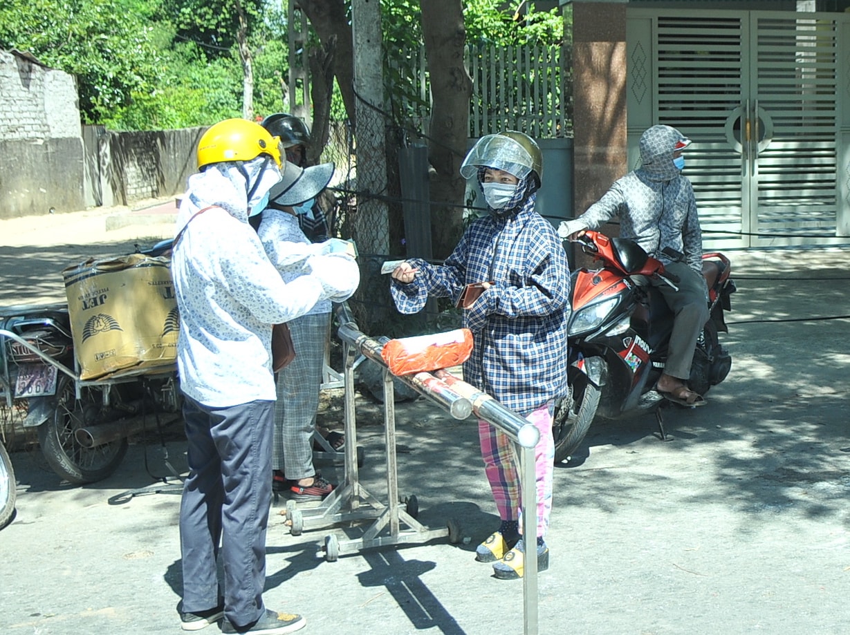 Nhiều người dân đã giao nhận hàng hóa ngay tại chốt kiểm soát. Ảnh: Tiến Đông