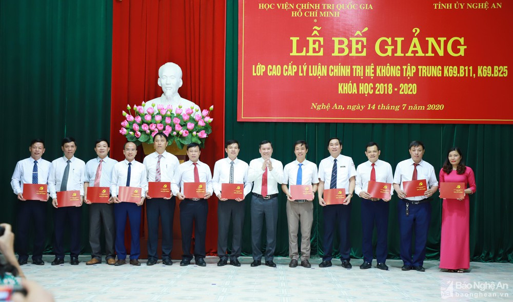 PGS. TS Lê Văn Lợi - Phó Giám đốc Học viện Chính trị quốc gia Hồ Chí Minh trao bằng tốt nghiệp cho các học viên. Ảnh: Thành Duy