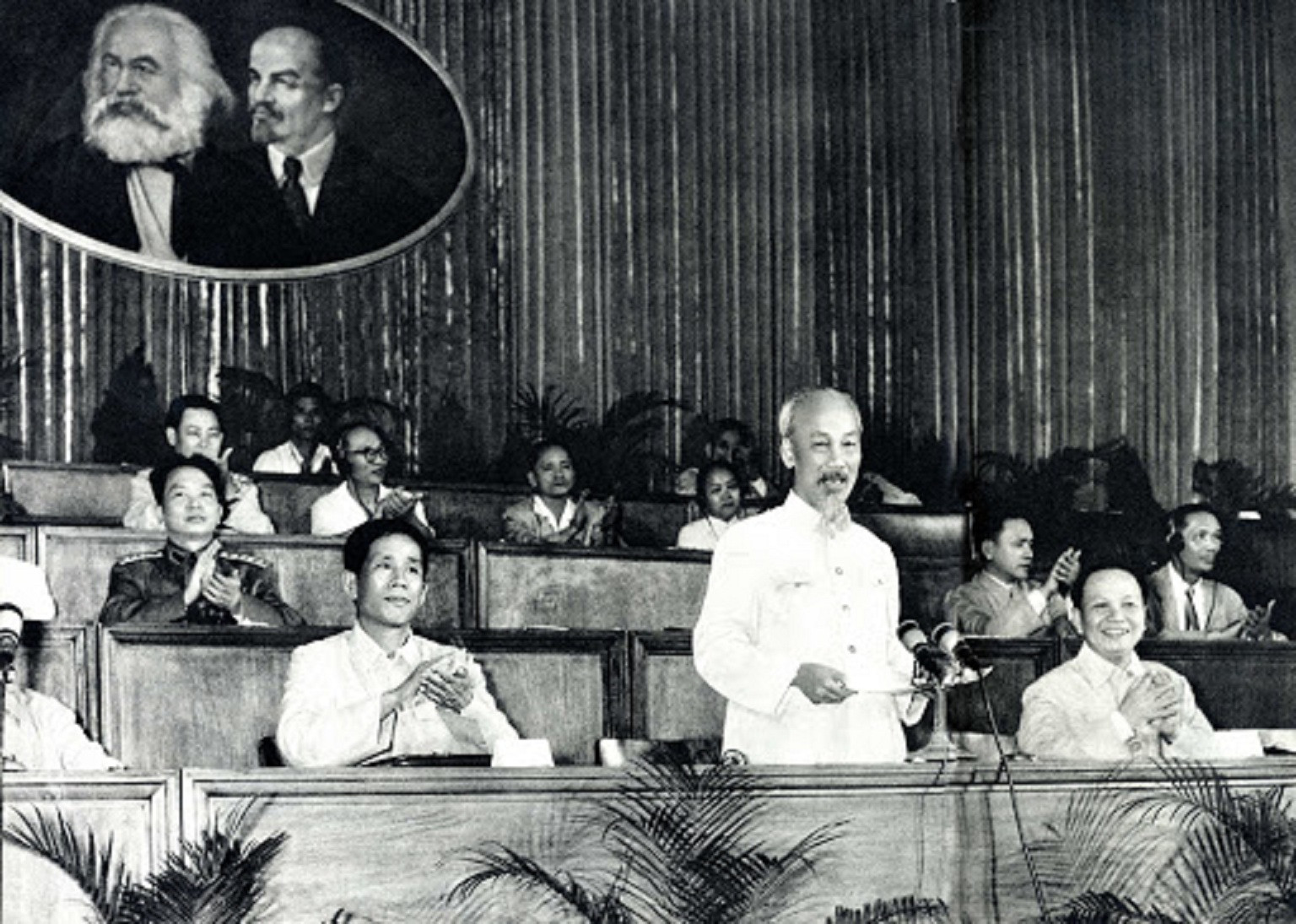 Đại hội đại biểu toàn quốc của Đảng lần thứ III (1960). Trong ảnh là những lãnh đạo của Đảng và Nhà nước ta: Chủ tịch Đảng Lao động Việt Nam và Chủ tịch nước Việt Nam Dân chủ Cộng hòa Hồ Chí Minh (người đứng nói), Bí thư thứ nhất Đảng Lao động Việt Nam Lê Duẩn (thứ nhất, trái qua, hàng đầu), Chủ tịch Quốc hội Trường Chinh (thứ nhất, phải qua, hàng đầu), Bộ trưởng Bộ Quốc phòng Võ Nguyên Giáp (thứ nhất, trái qua, hàng thứ hai). Ảnh tư liệu lịch sử