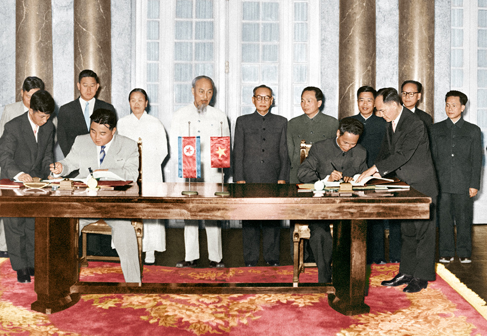 Chủ tịch Hồ Chí Minh trong buổi chứng kiến Thủ tướng Kim Nhật Thành và Thủ tướng Phạm Văn Đồng ký kết Bản tuyên bố chung giữa Triều Tiên và Việt Nam vào tháng 12/1958. Ảnh tư liệu lịch sử