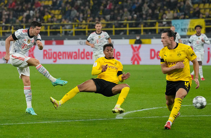 Lewandowski tỏa sáng ở trận Dortmund vs Bayern với 1 cú đúp bàn thắng.