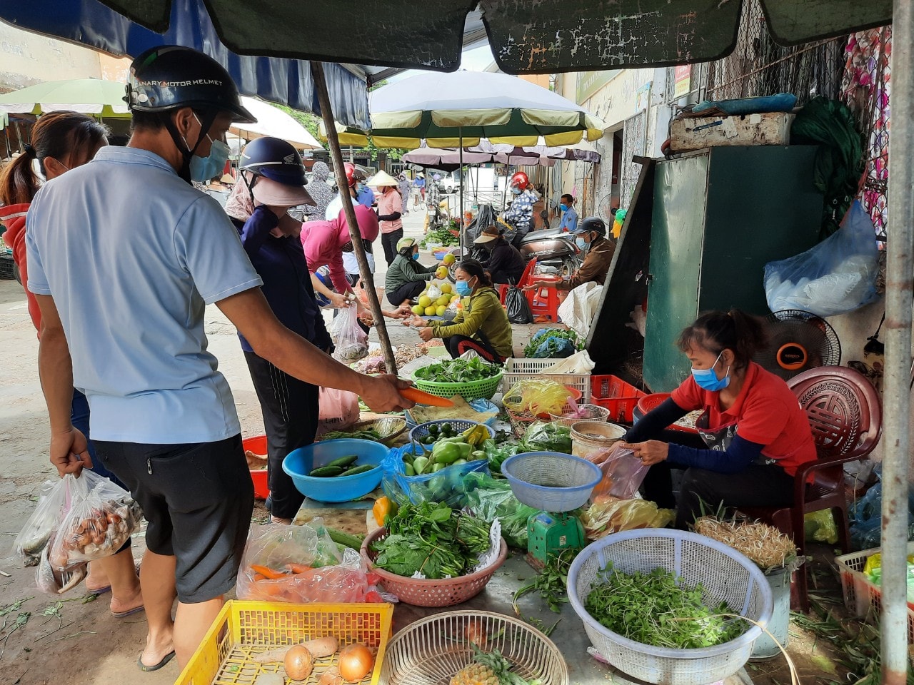 Rau xanh tại các chợ khan hàng, giá bị đẩy lên cao. Ảnh: Thanh Phúc