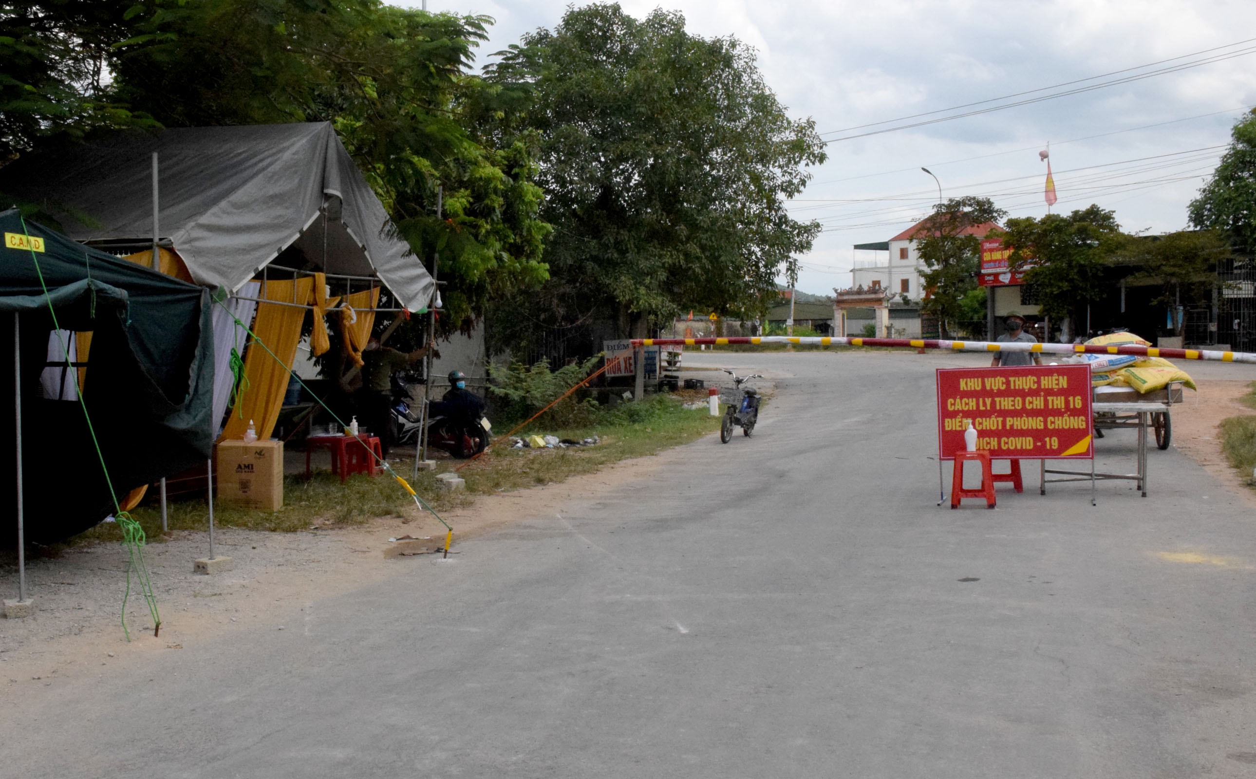 Từ 18h ngày 18/8, toàn bộ ..... hộ dân của xóm 2 cũ (một phần của xóm Đồng Bàn hiện nay) phải cách ly xã hội theo Chỉ thị 16 của Chính phủ. Ảnh: Xuân Hoàng