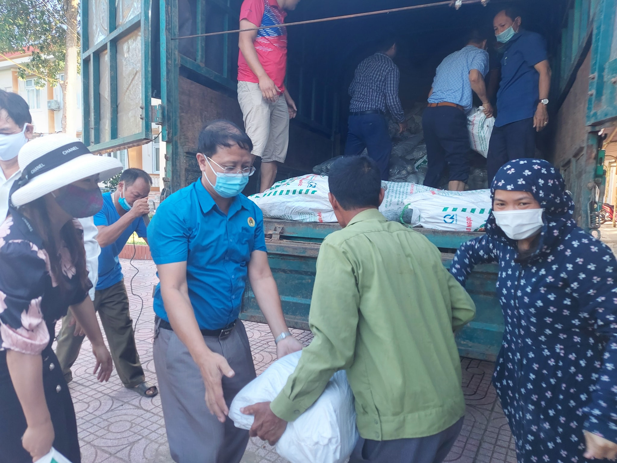 Cán bộ công đoàn huyện Nghĩa Đàn chung tay quyên góp và vận chuyển hàng cứu trợ cho TP. Hồ Chí Minh