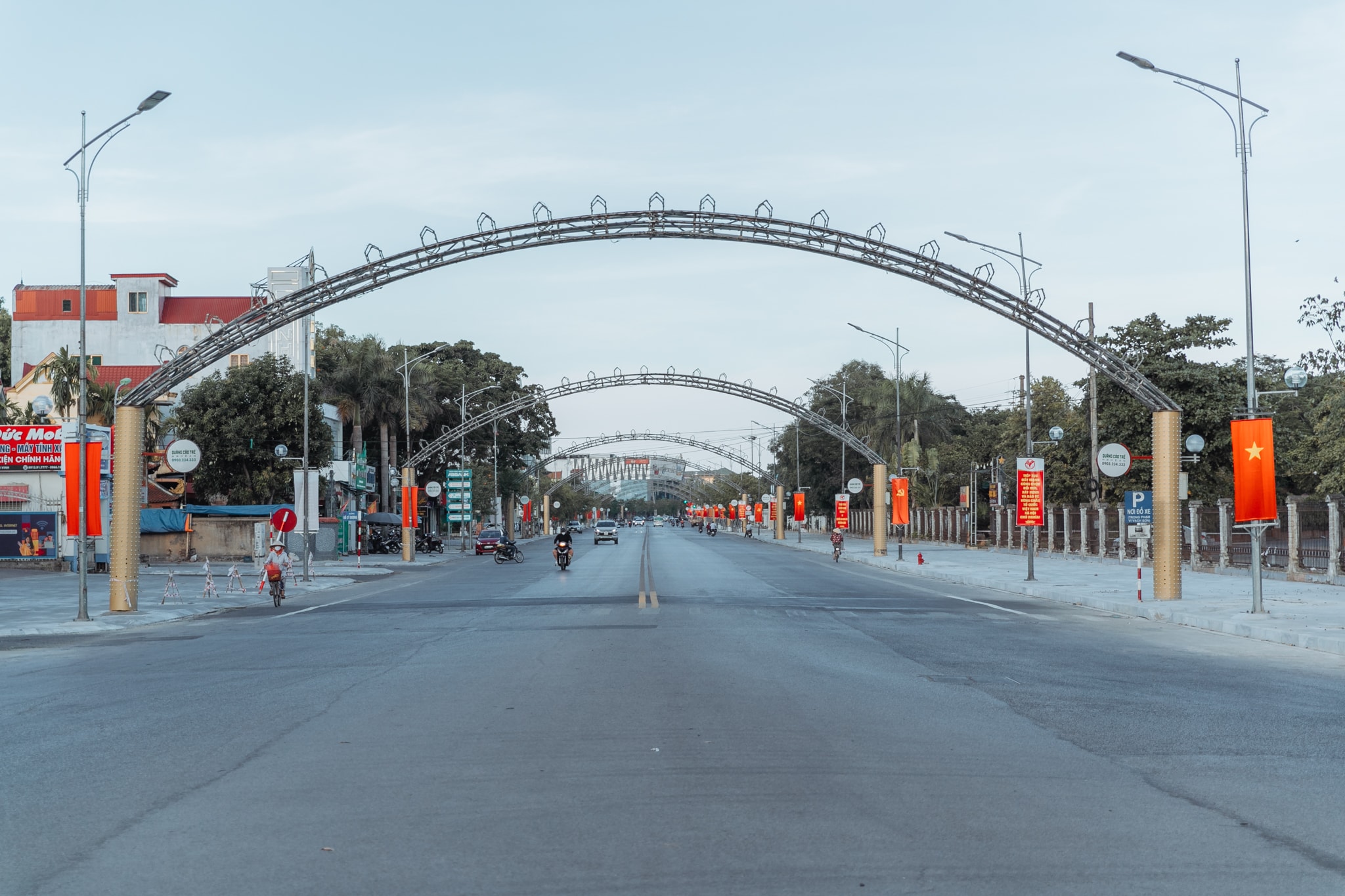 Phố Hồ Tùng Mậu là trái tim của thành Vinh thường ngày lưu lượng người qua lại rất đông nhưng hôm nay mọi thứ đều trở nên vắng lặng. Ảnh: Đức Anh