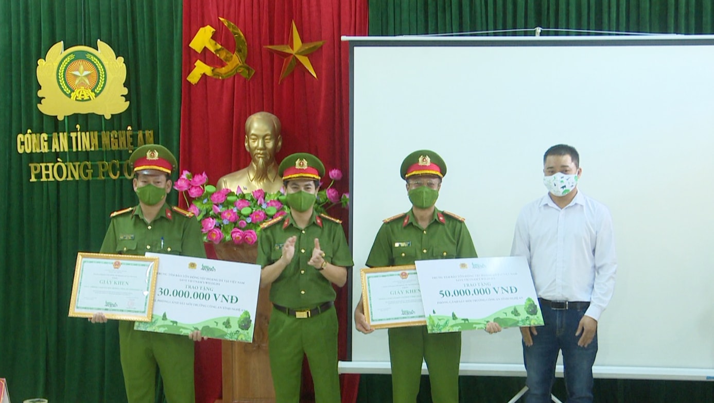 Trao thưởng cho phòng Cảnh sát môi trường. Ảnh tư liệu
