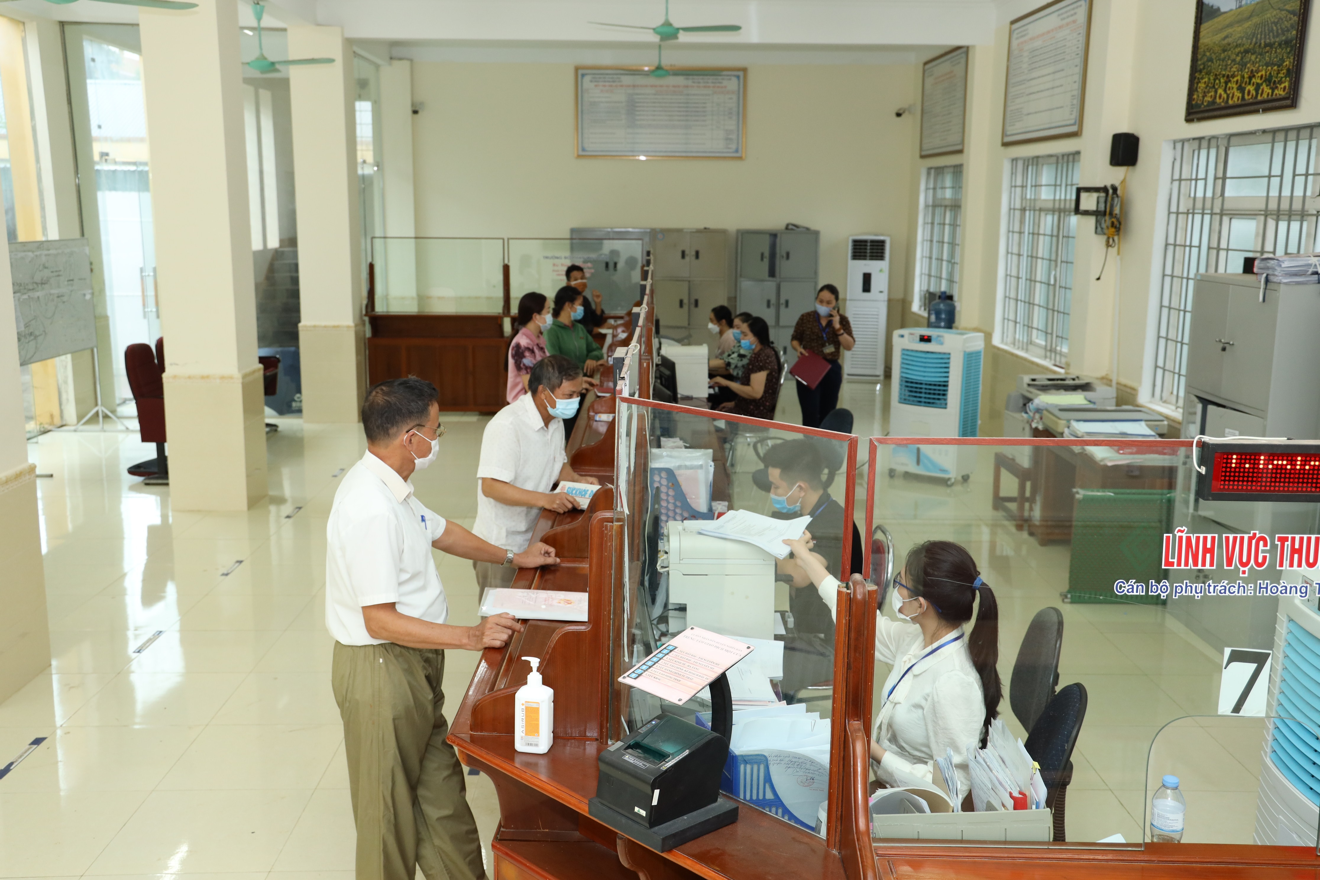 Hoạt động tại Trung tâm một cửa huyện Nghĩa Đàn. Ảnh Nguyên Nguyên