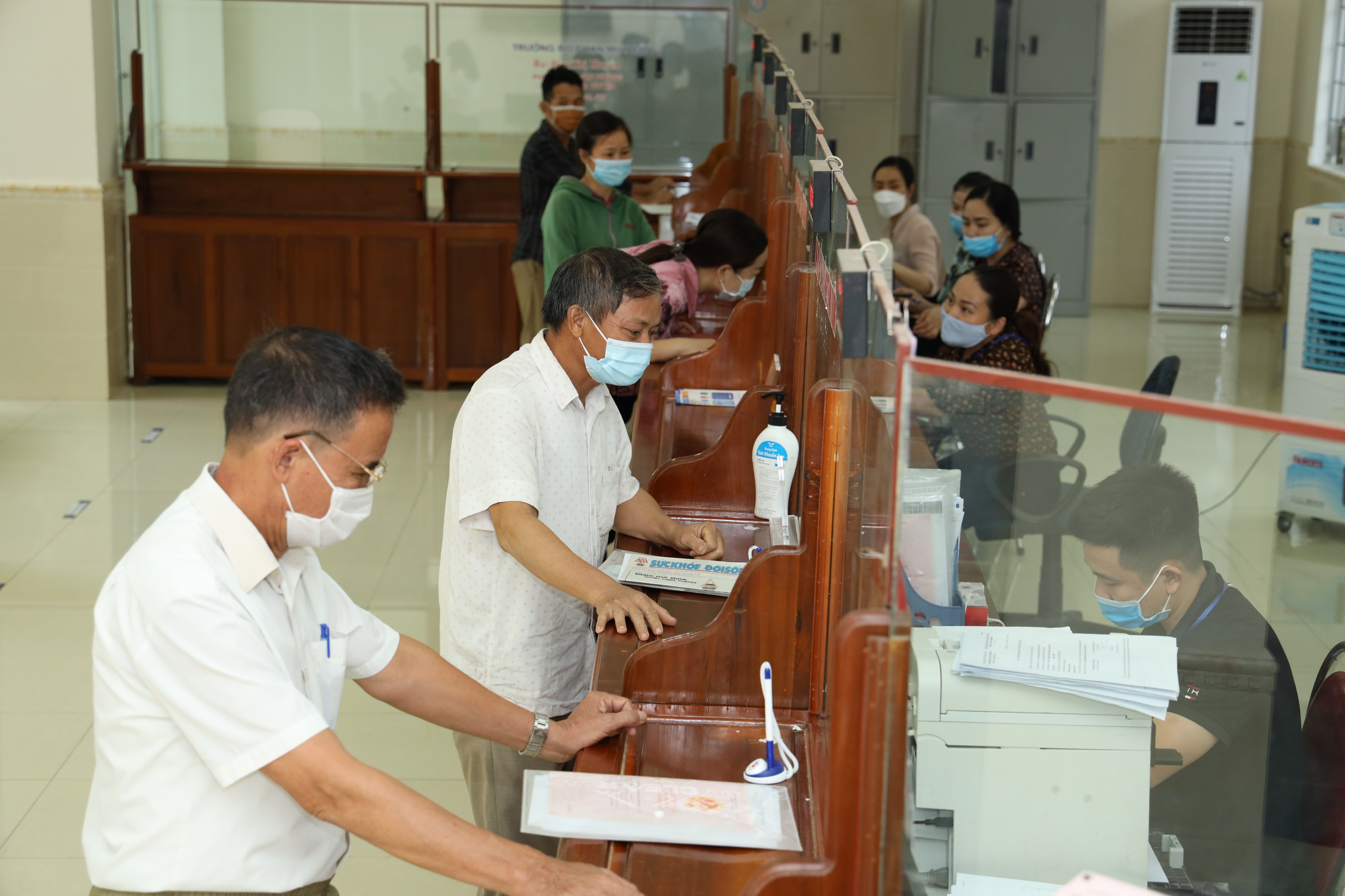 Người dân làm thủ tục tại Trung tâm một cửa huyện Nghĩa Đàn. Ảnh Nguyên Nguyên